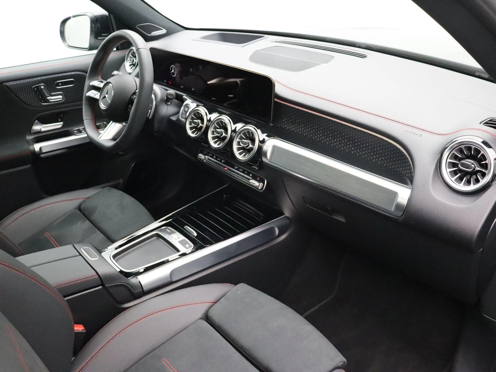Mercedes-Benz-EQB-image-23