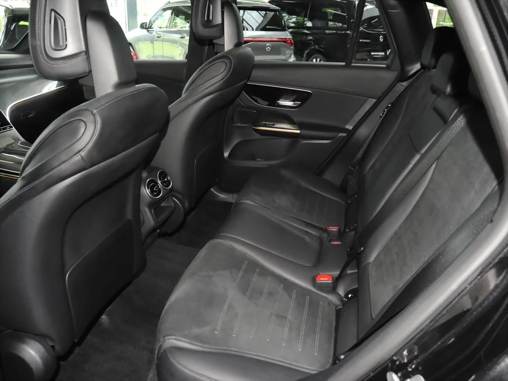 Mercedes-Benz-GLC 300 d-image-11