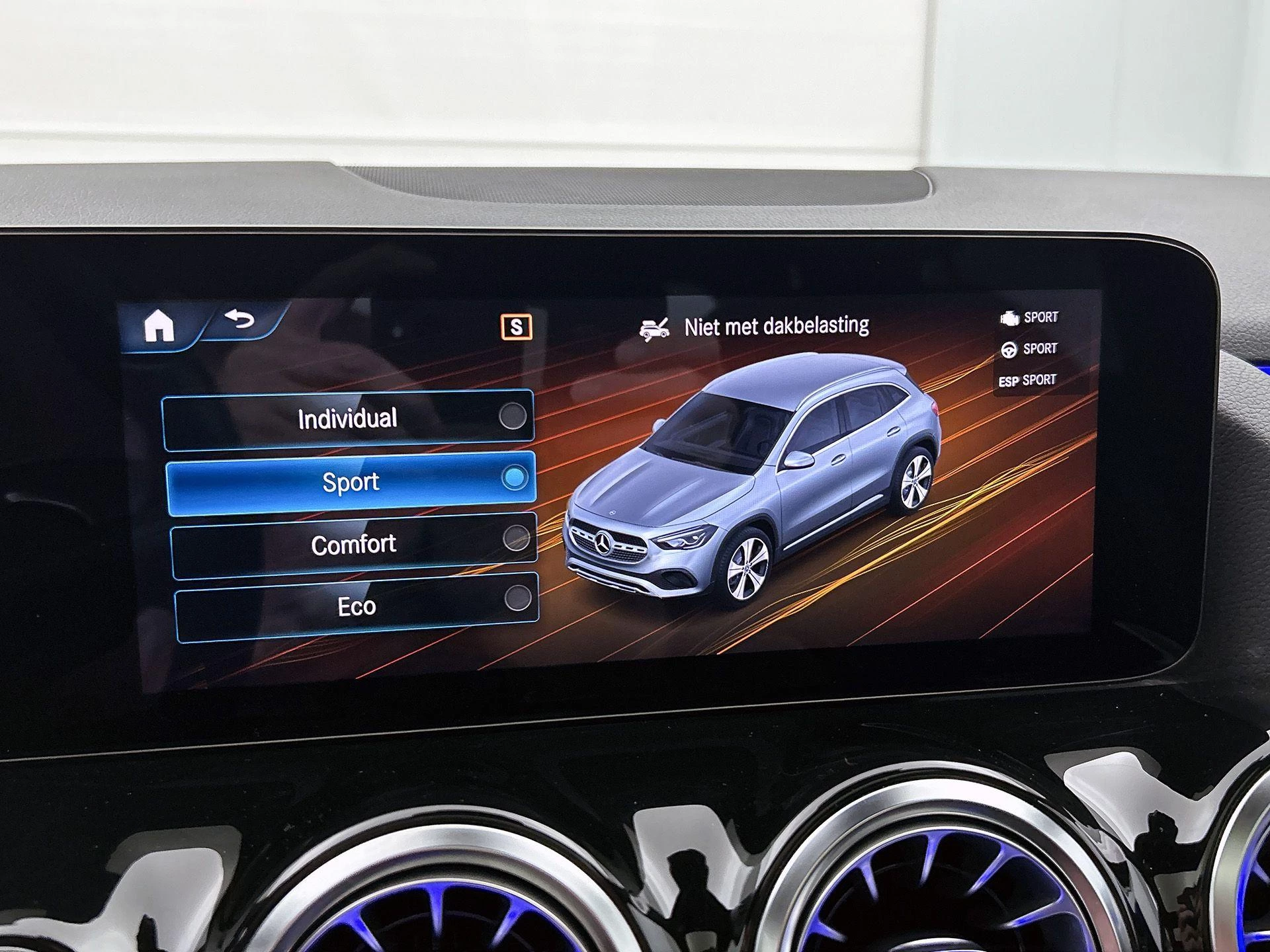 Mercedes-Benz-GLA-image-15