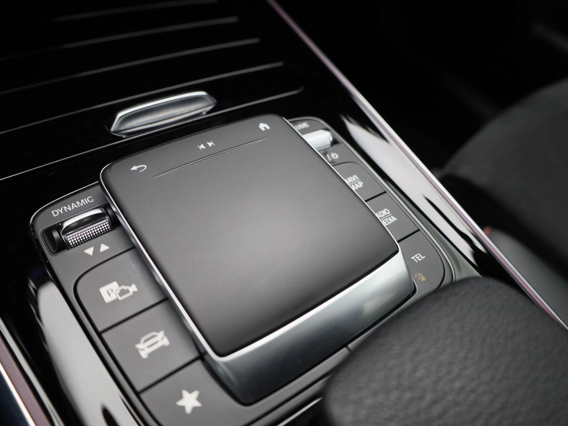Mercedes-Benz-GLA-image-24