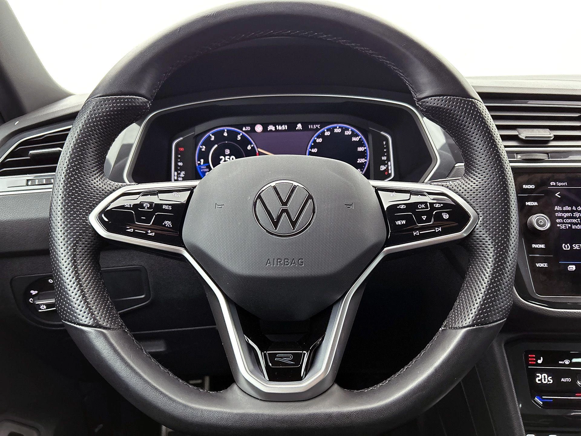 Volkswagen-Tiguan-image-30