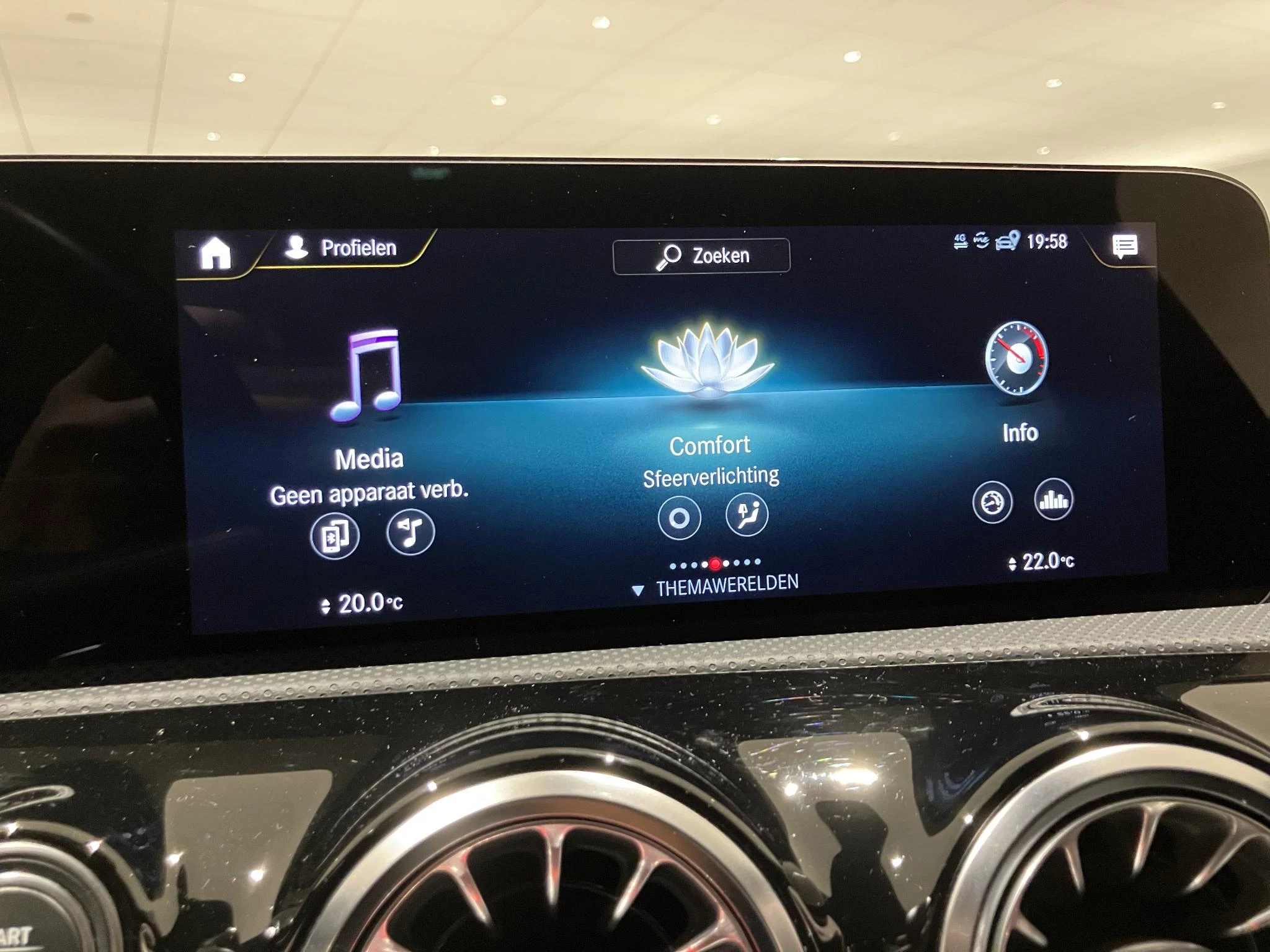 Mercedes-Benz-CLA-image-30