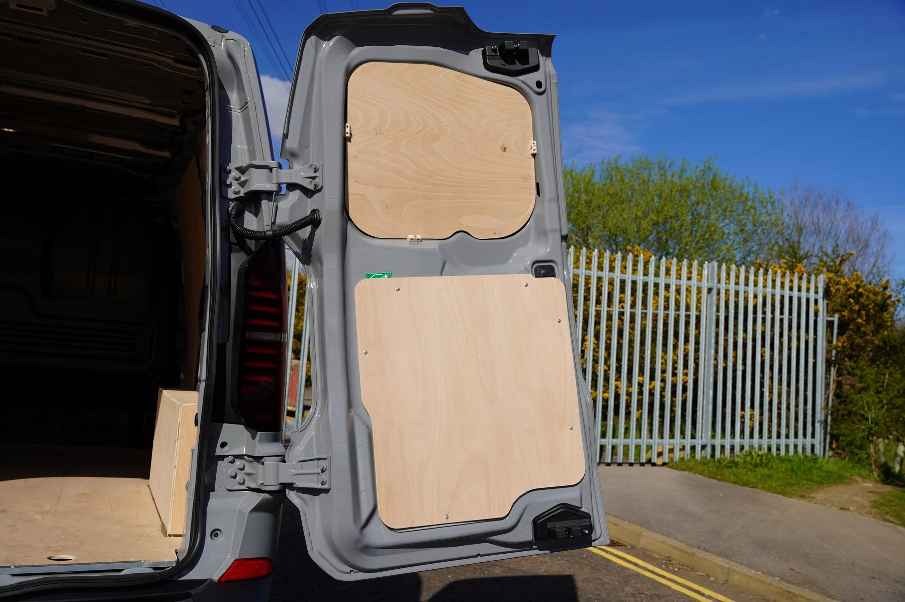 Volkswagen-Transporter-image-21