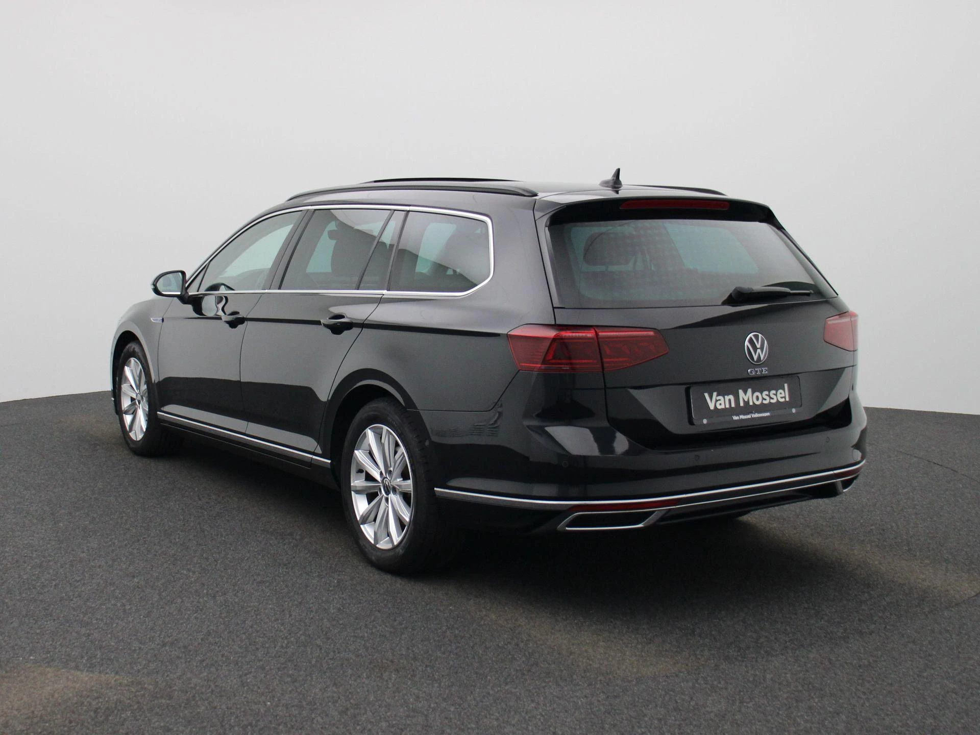 Volkswagen-Passat-image-1