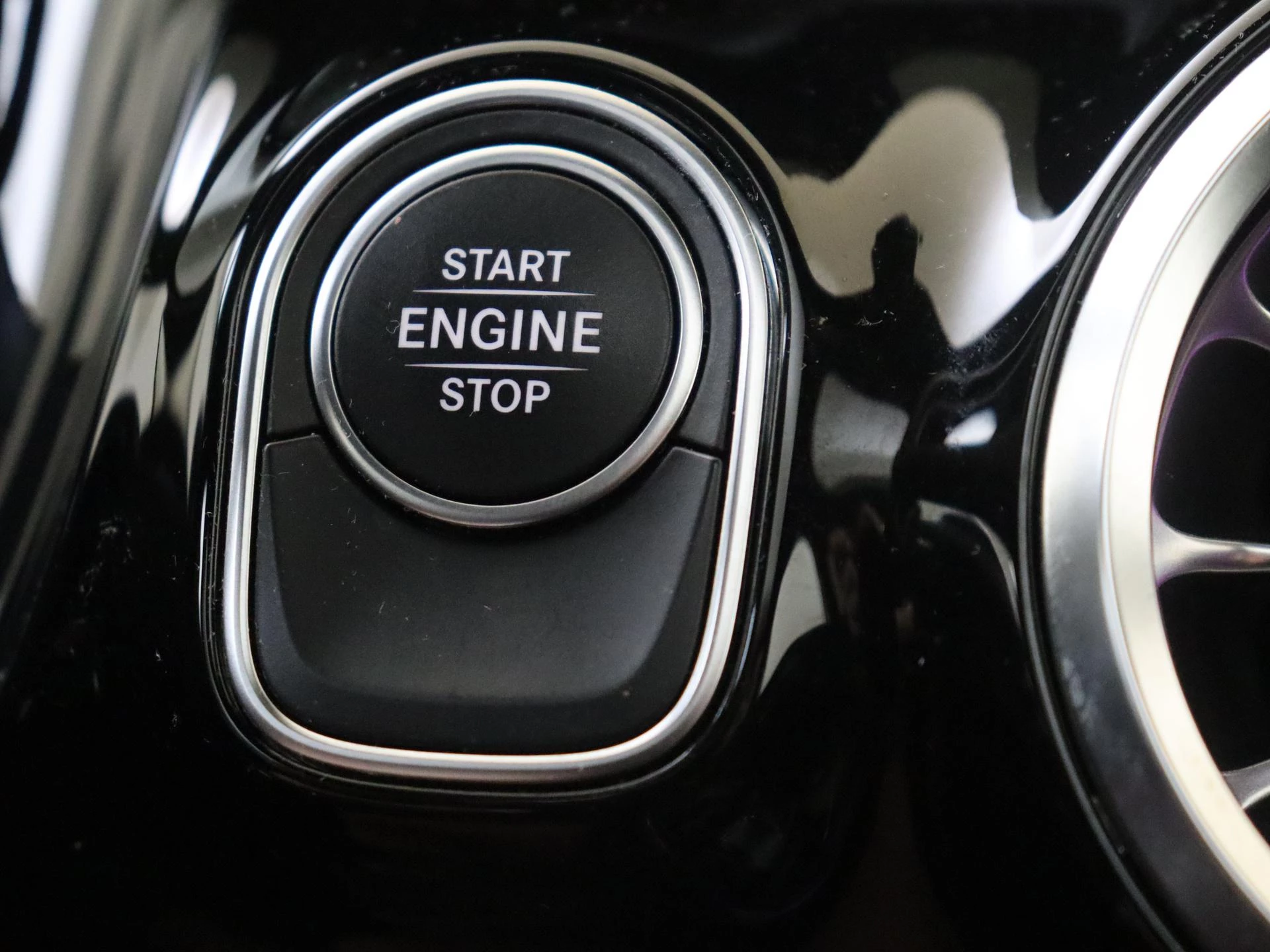 Mercedes-Benz-GLA-image-21
