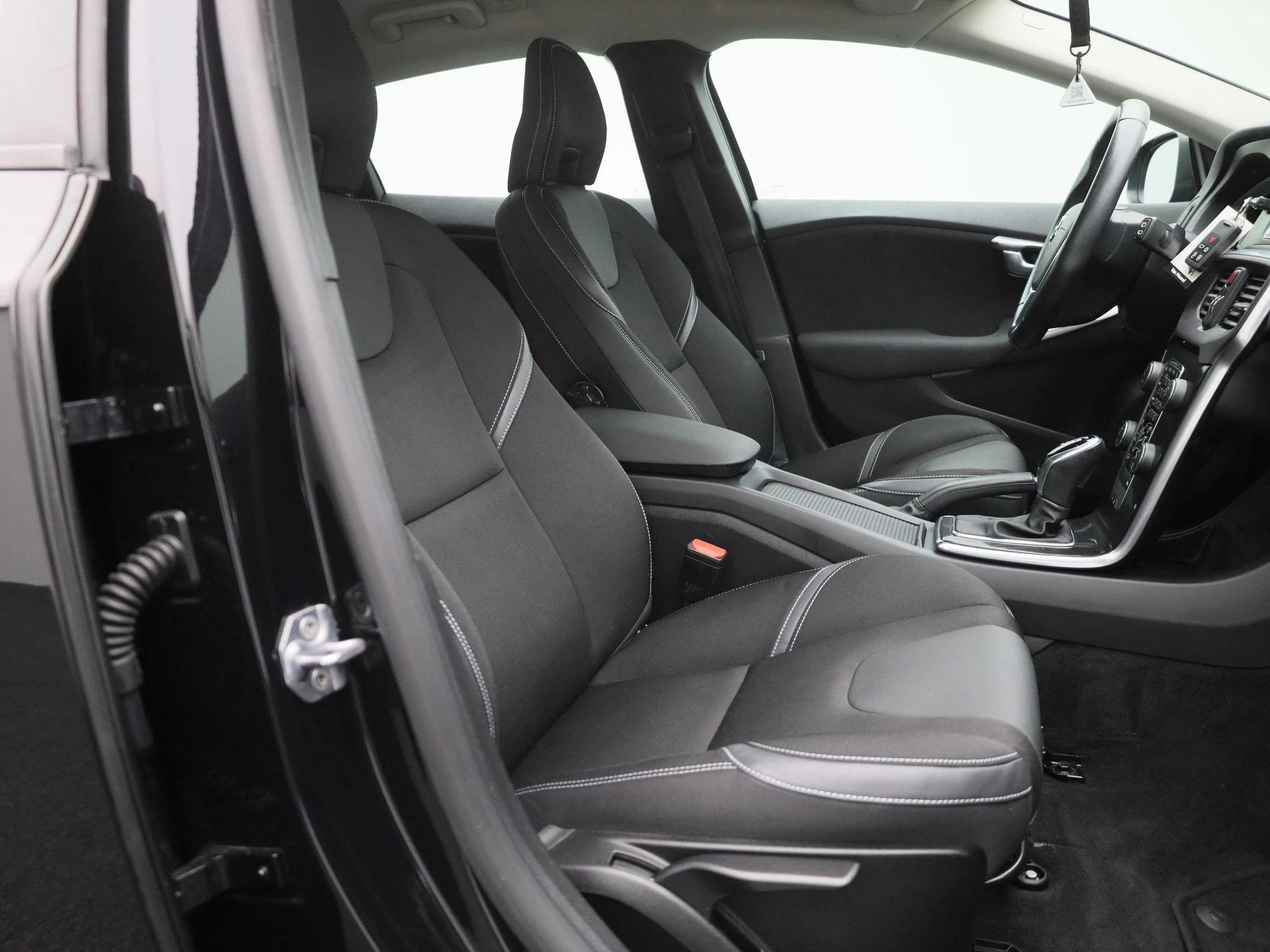 Volvo-V40-image-32