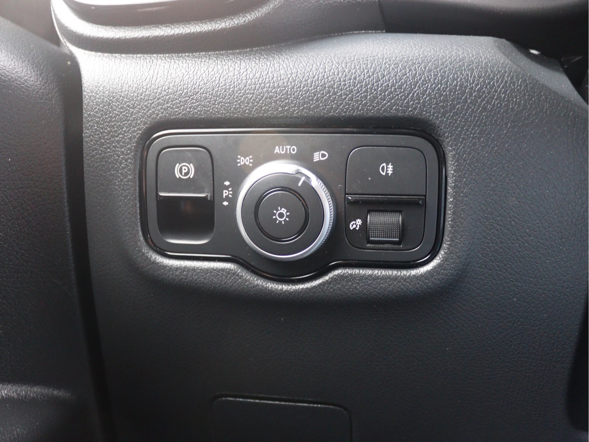 Mercedes-Benz-Vito-image-9