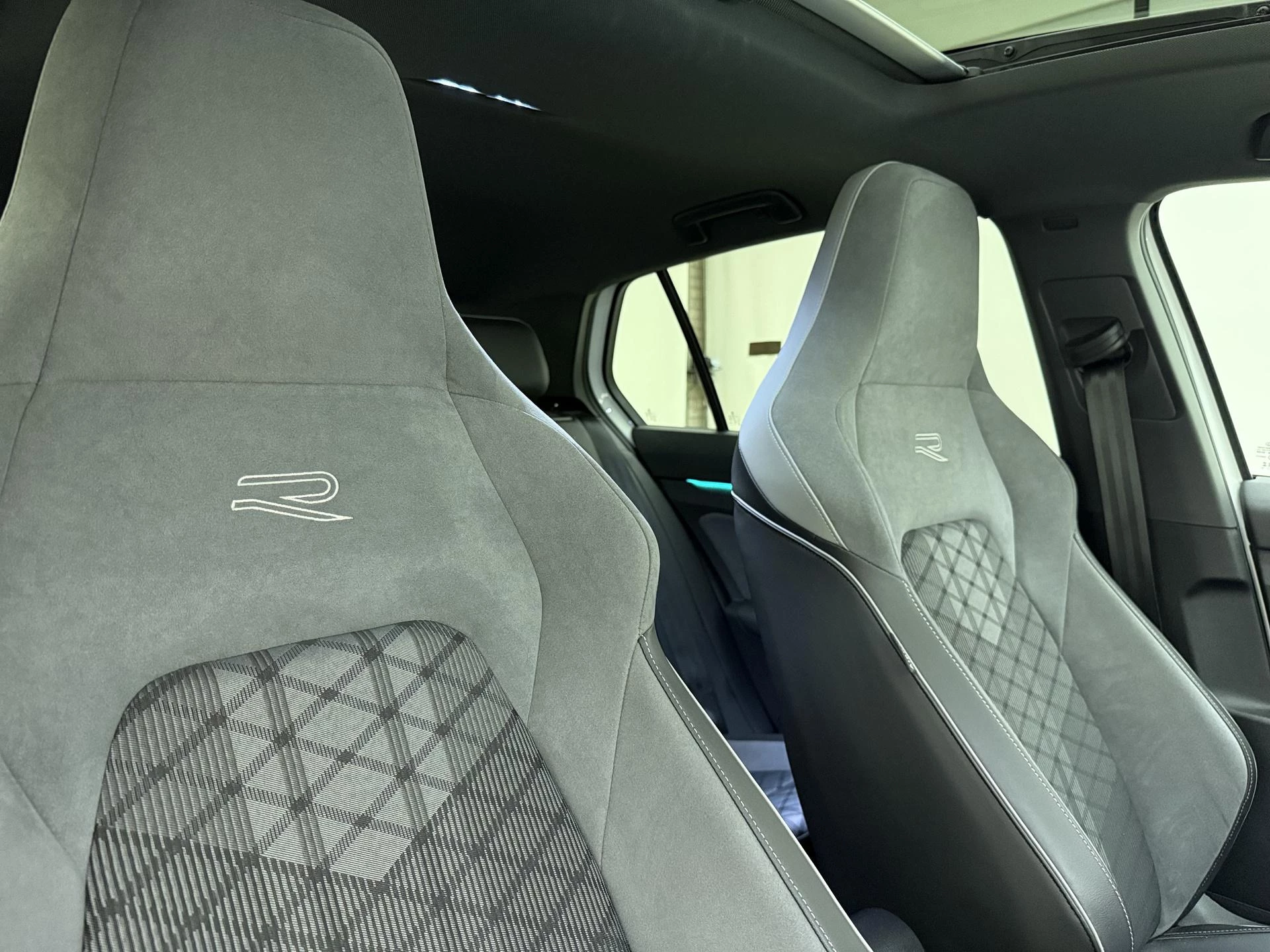 Volkswagen-Golf-image-33