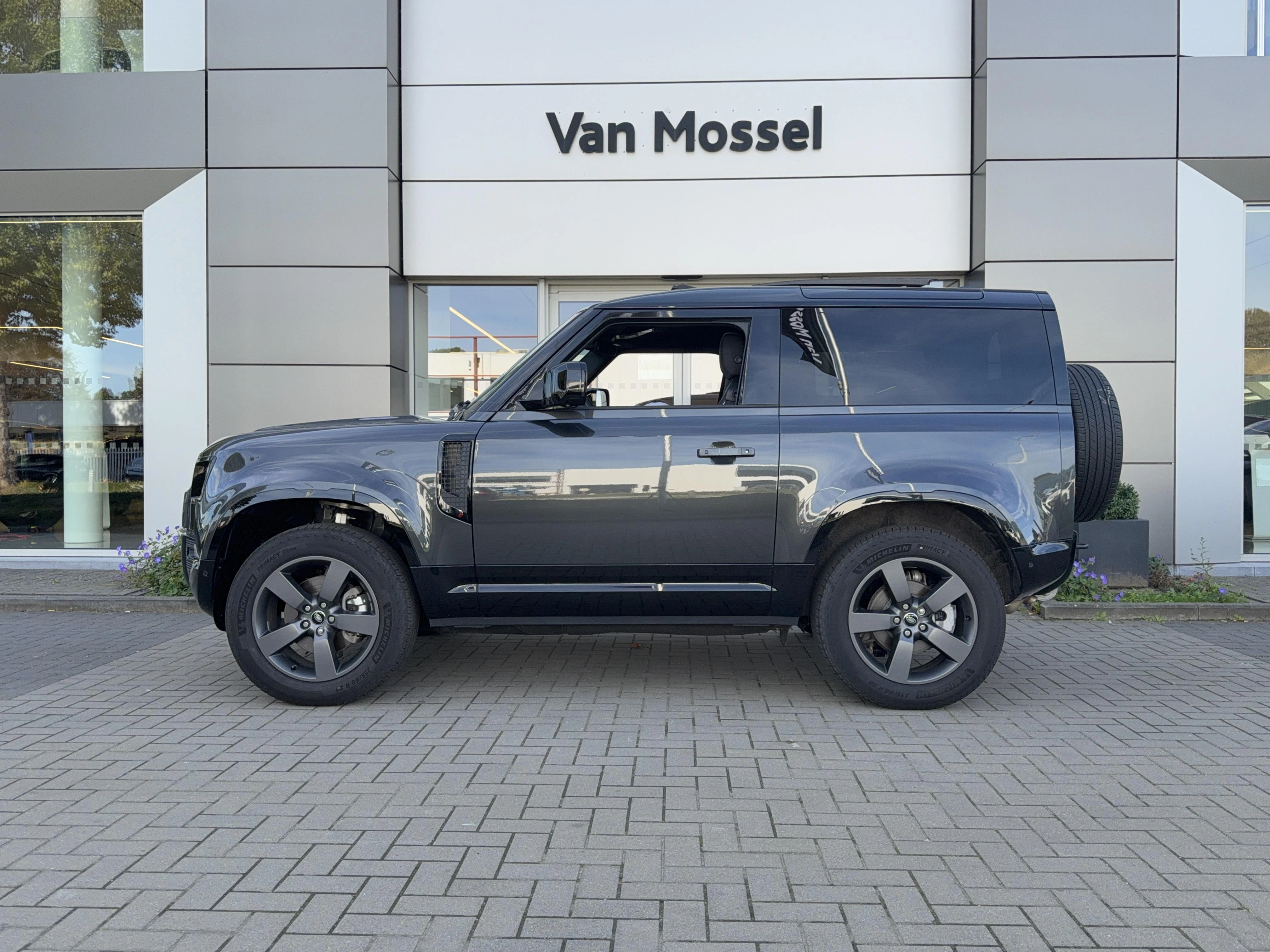 Land Rover-Defender-image-3
