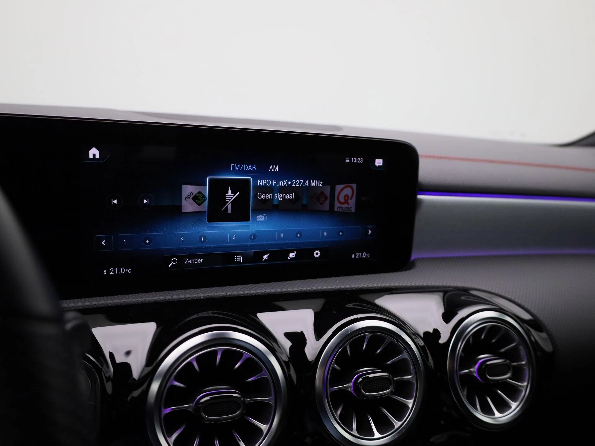 Mercedes-Benz-CLA-image-18