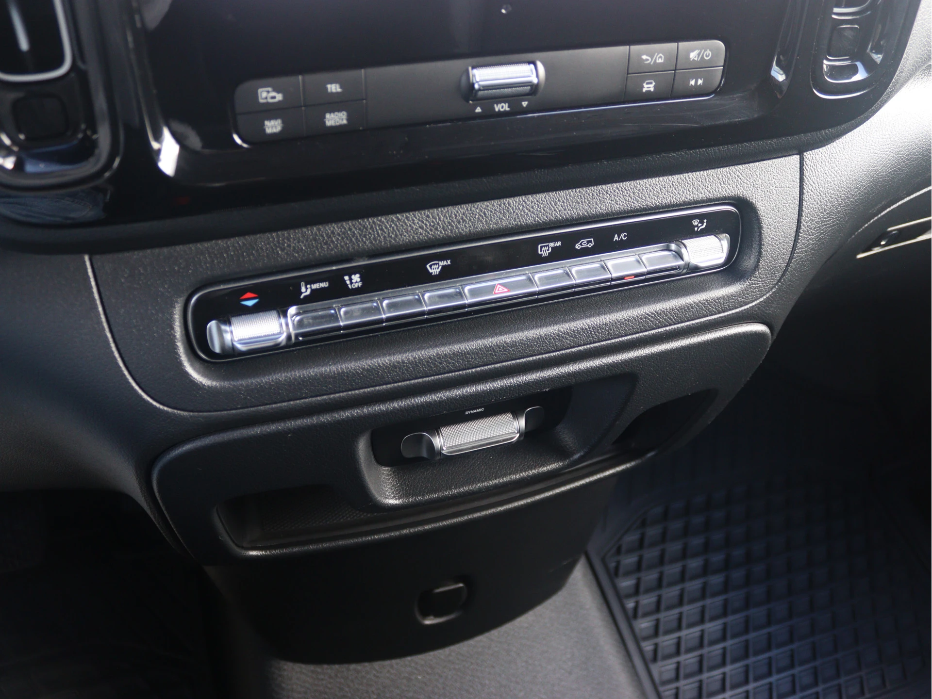 Mercedes-Benz-Vito-image-11