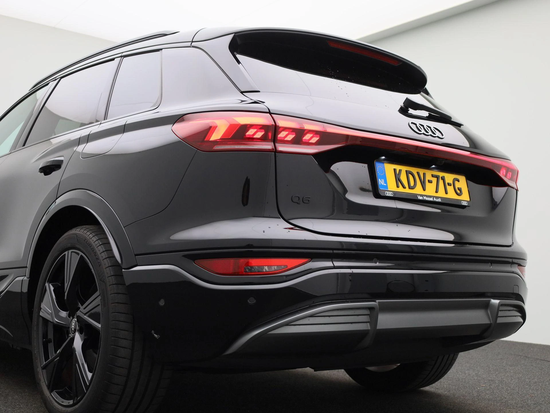 Audi-Q6 e-tron-image-55
