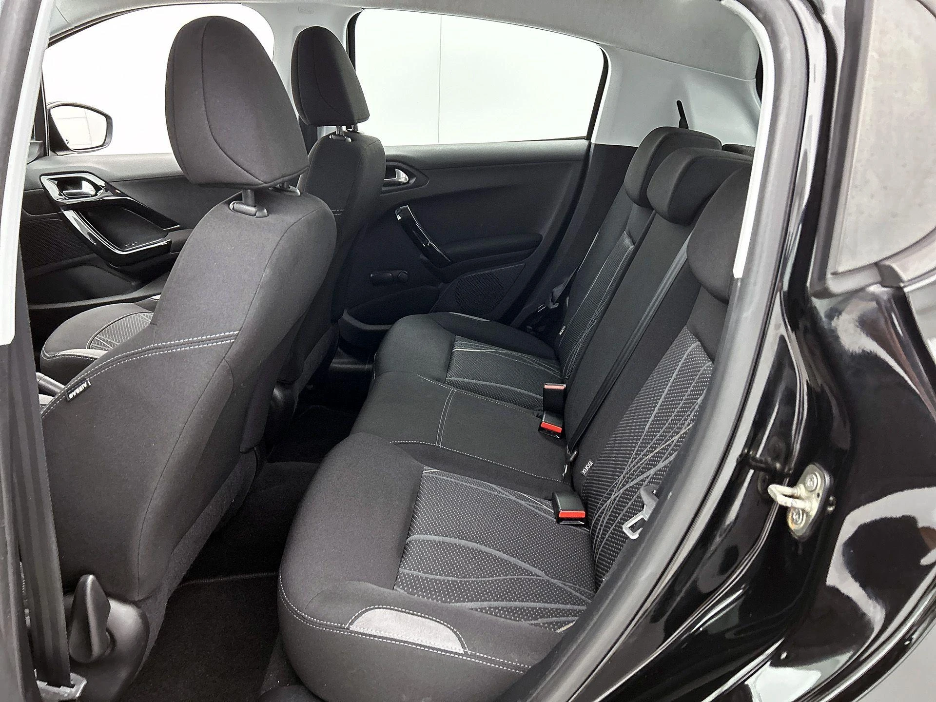 Peugeot-208-image-25