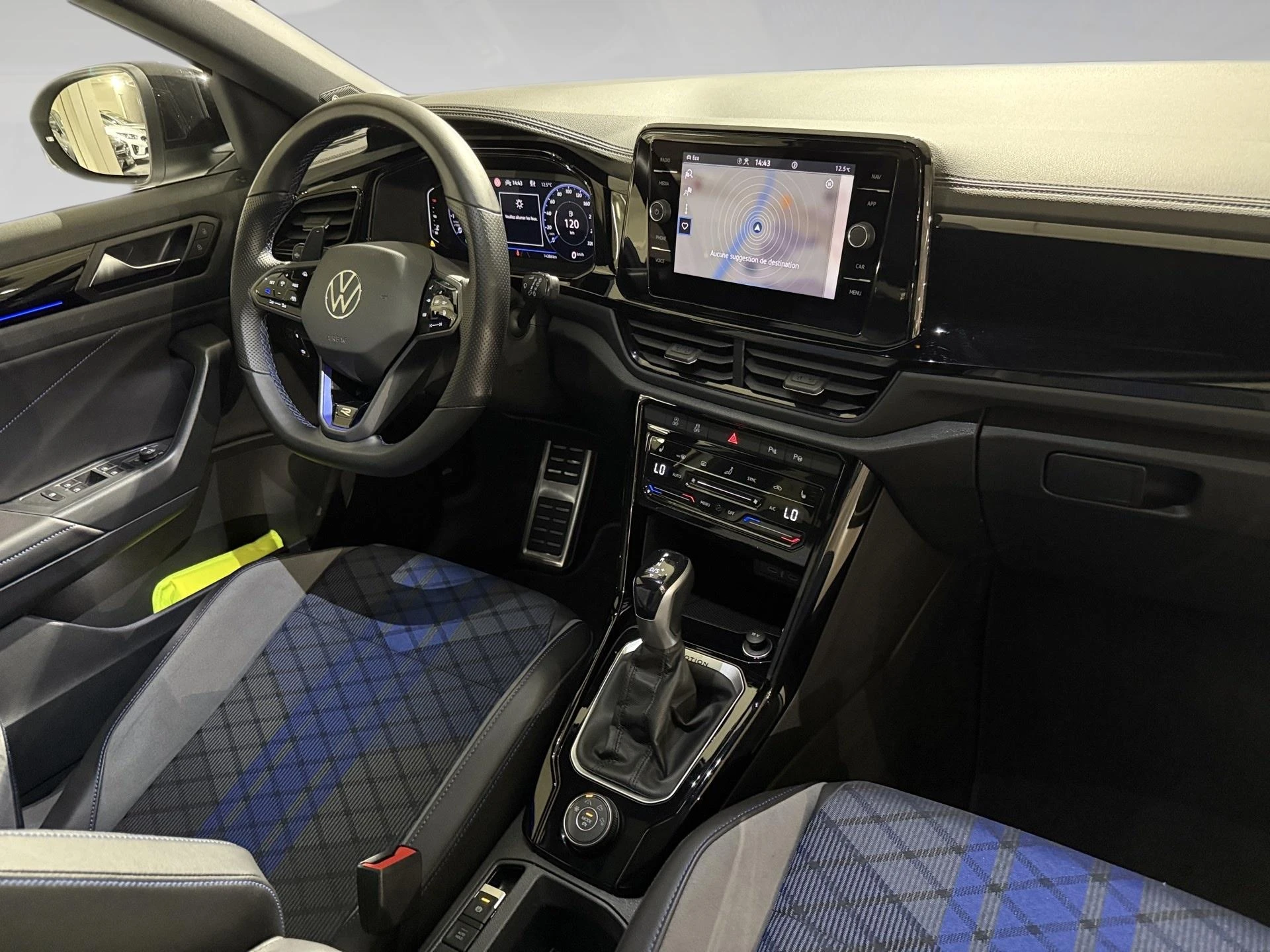 Volkswagen-T-Roc-image-6