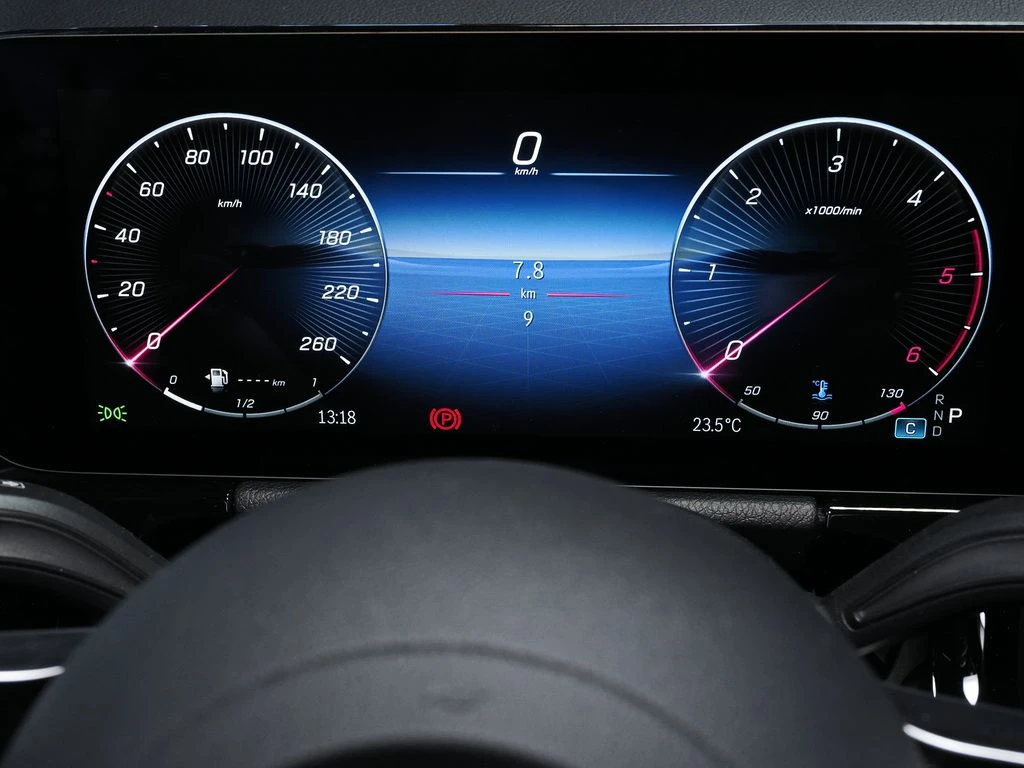 Mercedes-Benz-GLA 200 d-image-7