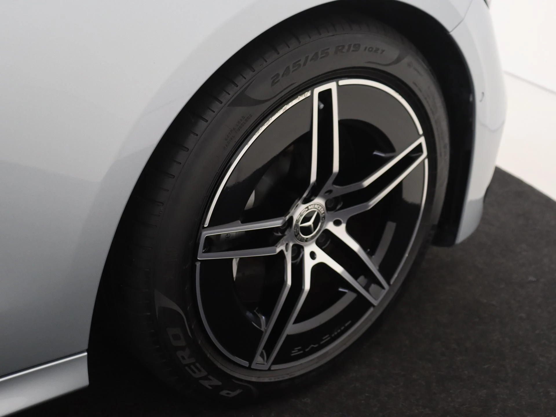 Mercedes-Benz-E-Klasse-image-32