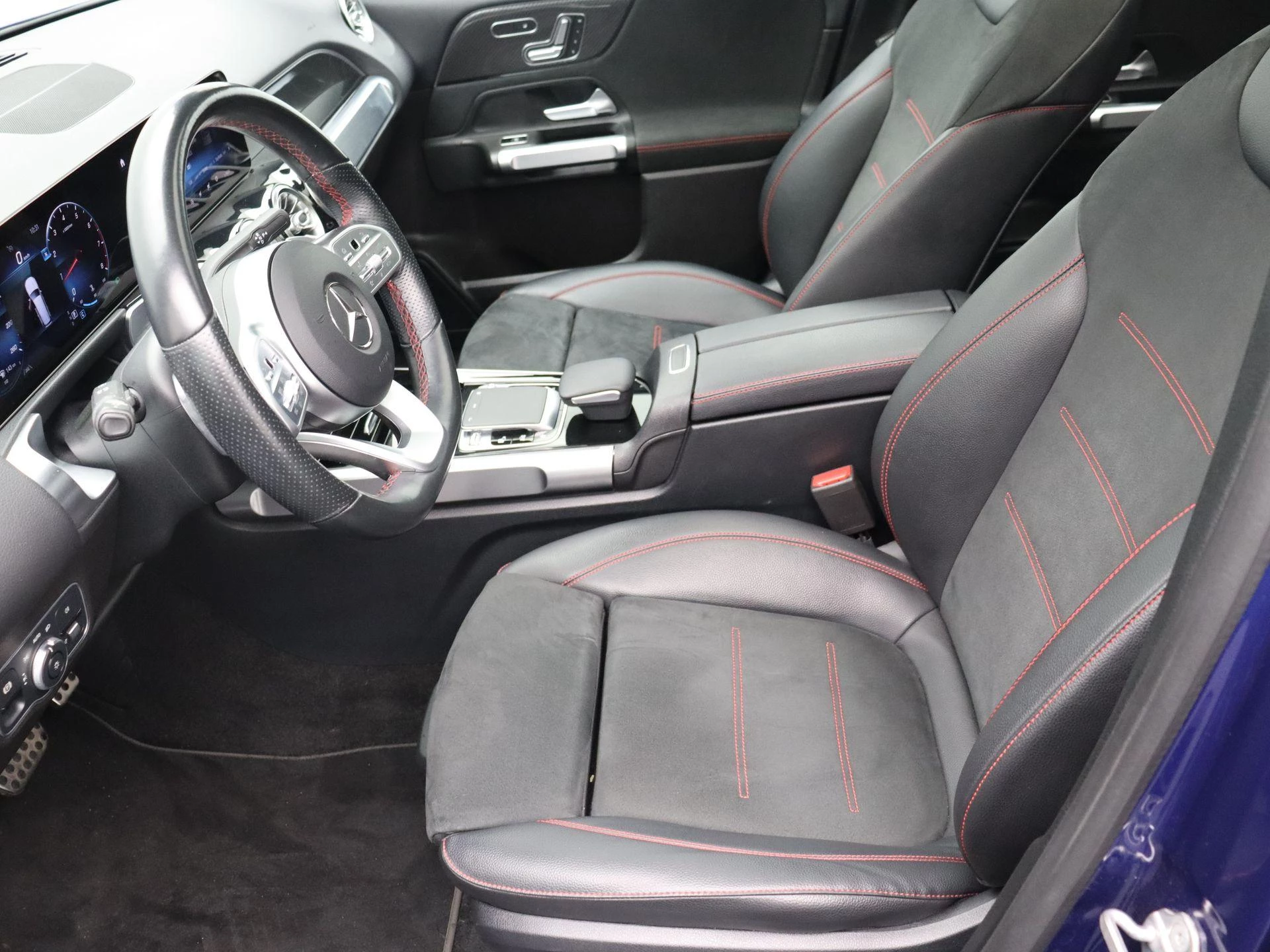 Mercedes-Benz-GLB-image-13