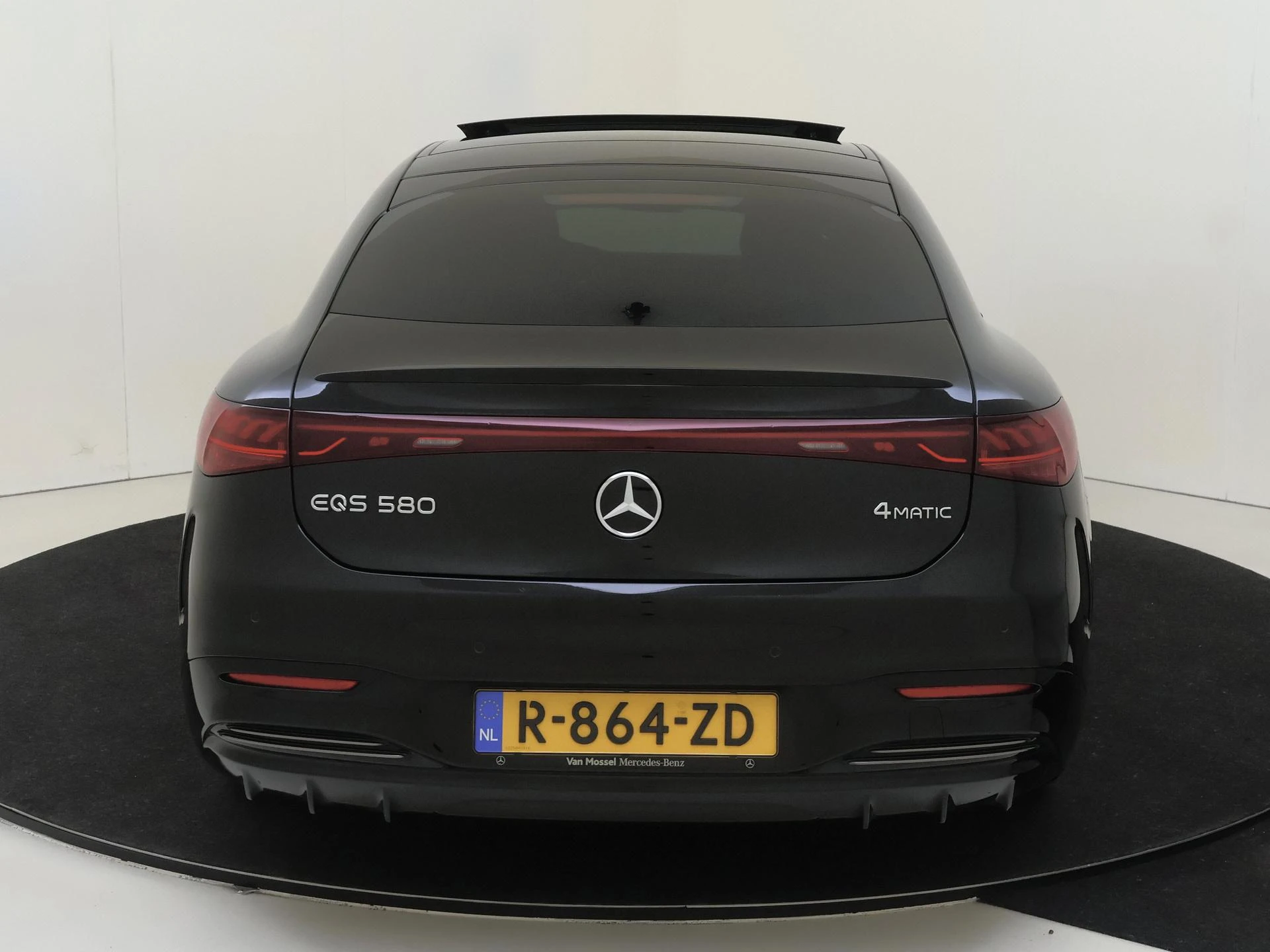 Mercedes-Benz-EQS-image-6