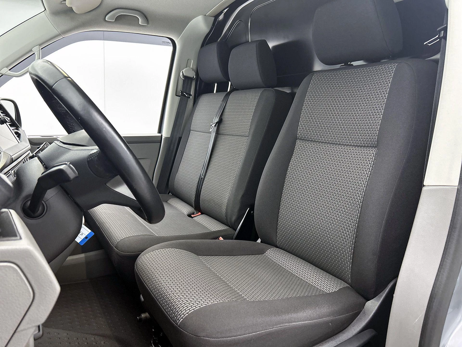Volkswagen-Transporter-image-33