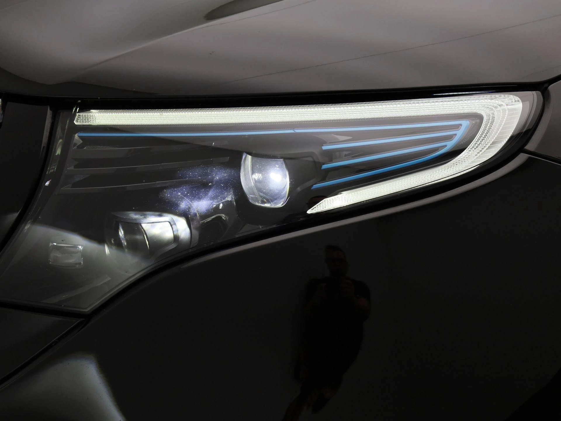 Mercedes-Benz-EQC-image-15