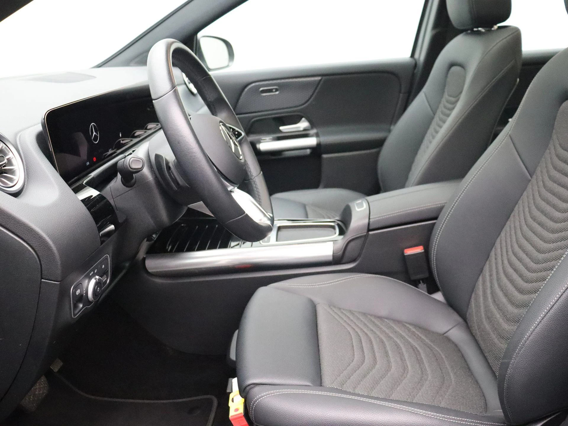 Mercedes-Benz-EQA-image-8