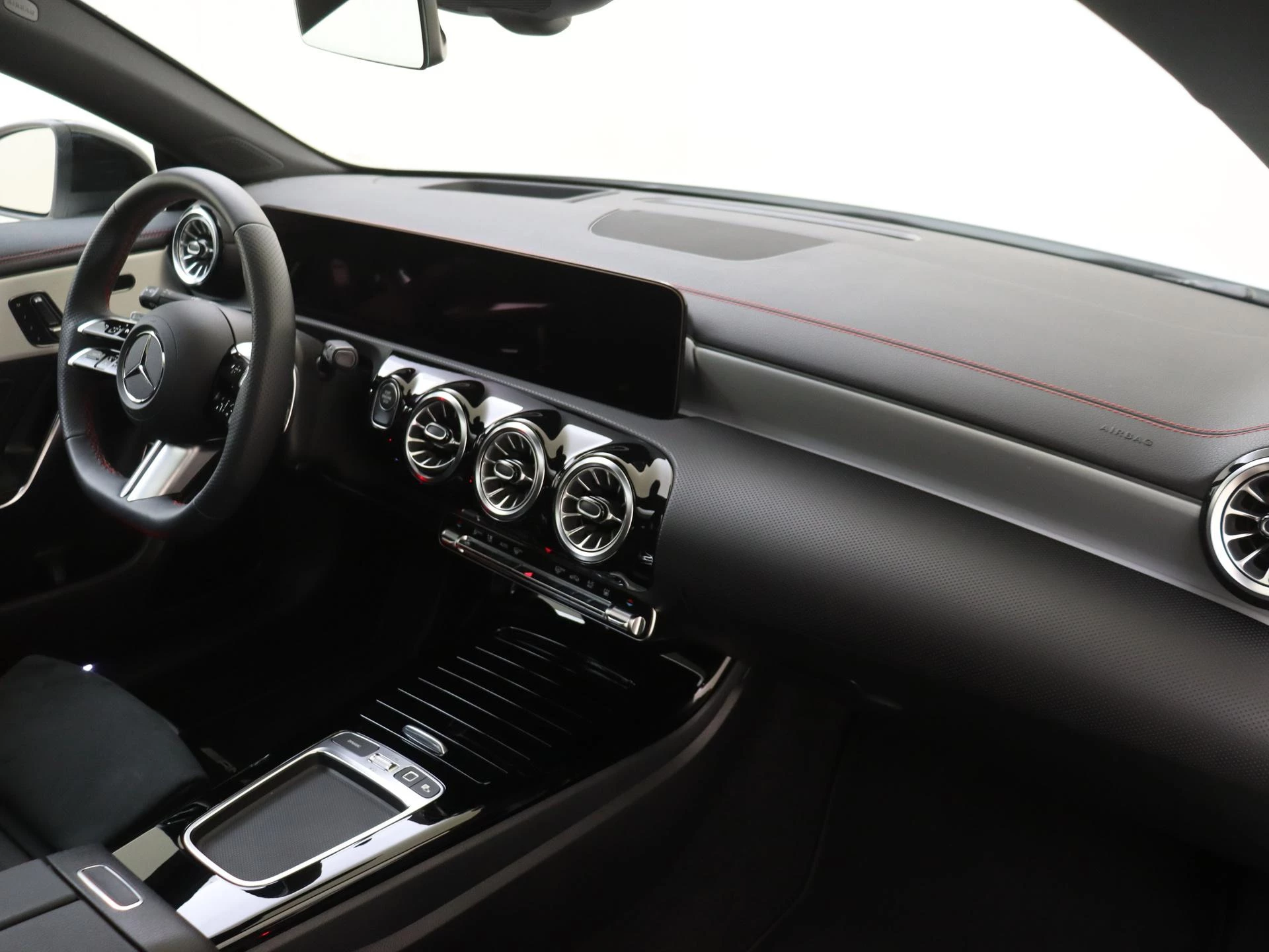 Mercedes-Benz-CLA-image-4