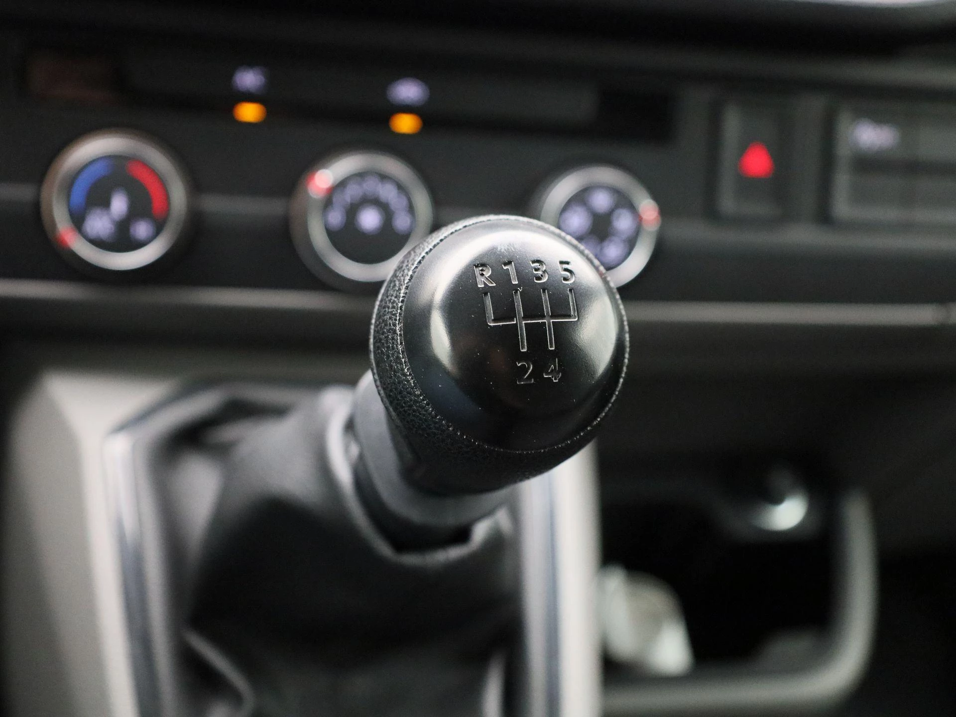 Volkswagen-Transporter-image-9