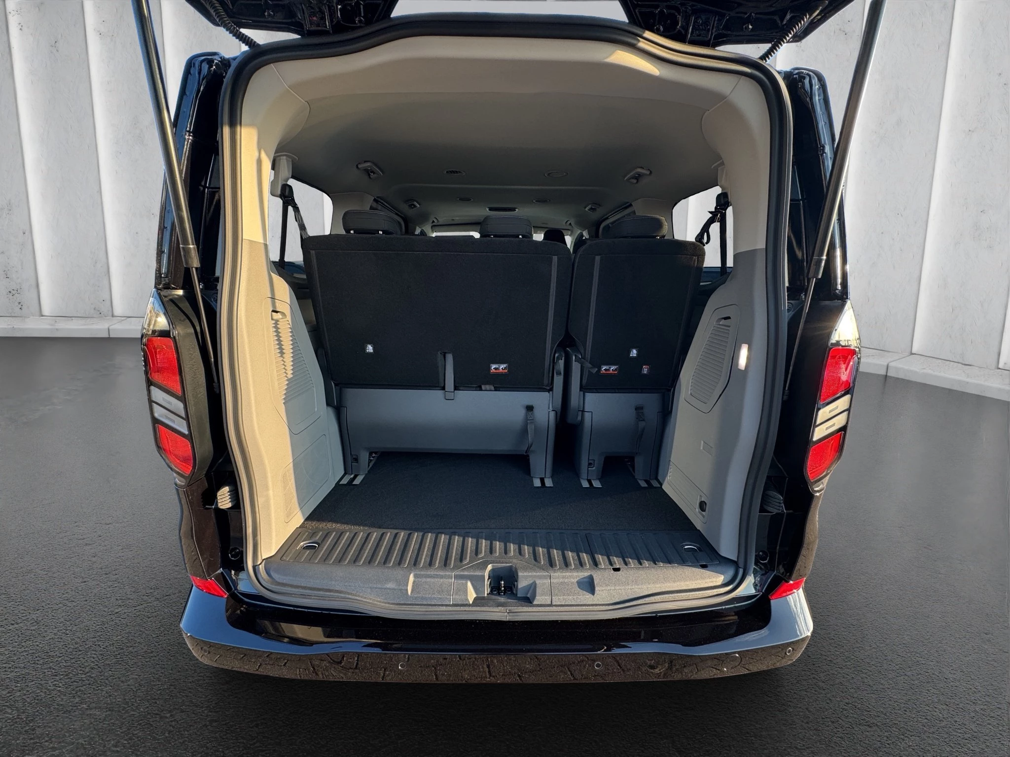Ford Tourneo Custom Titanium 320 L1 2.0 l EcoBlue. 8-Gang-Automatikgetriebe. Frontantrieb