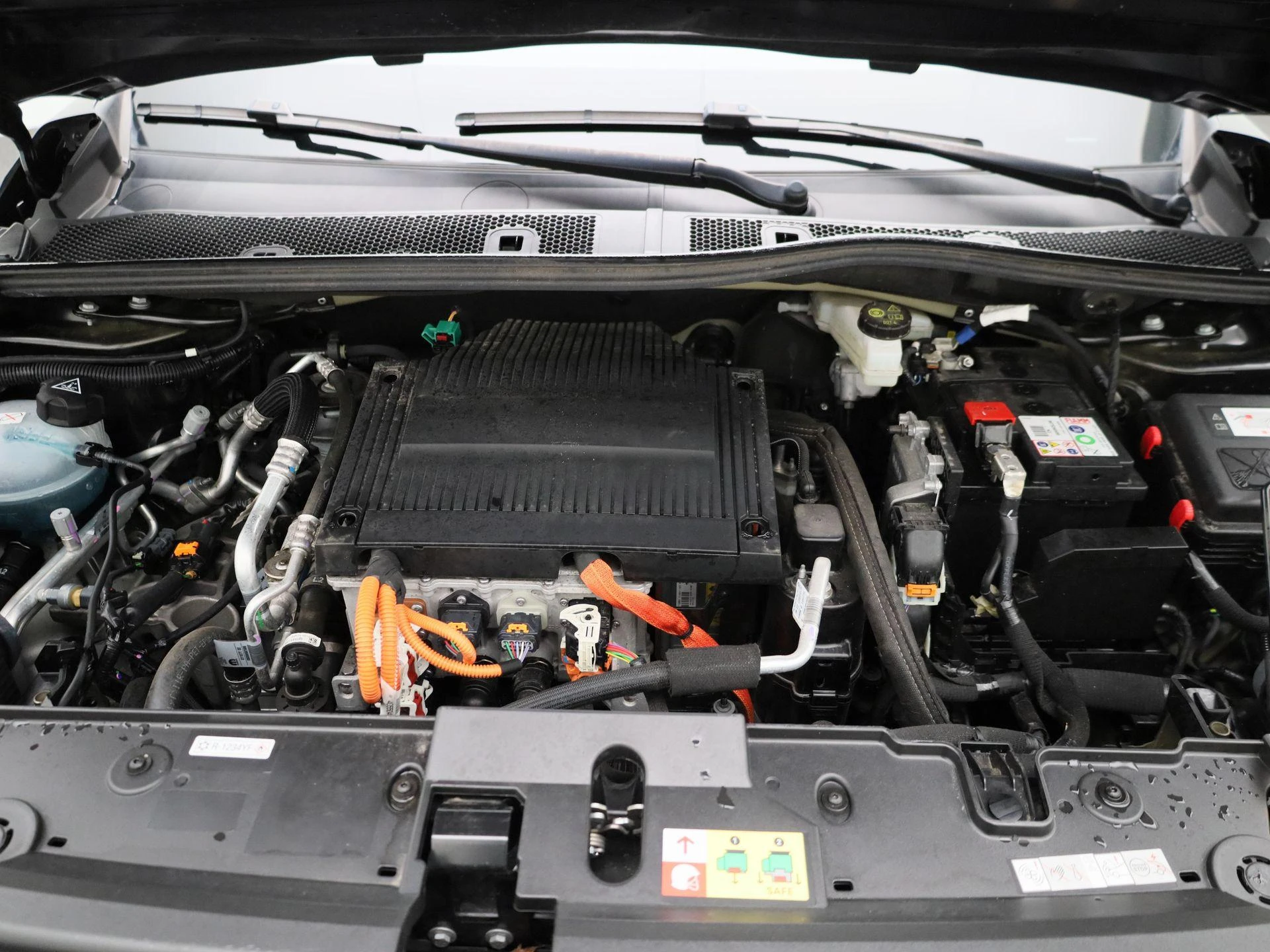 Peugeot-e-208-image-28