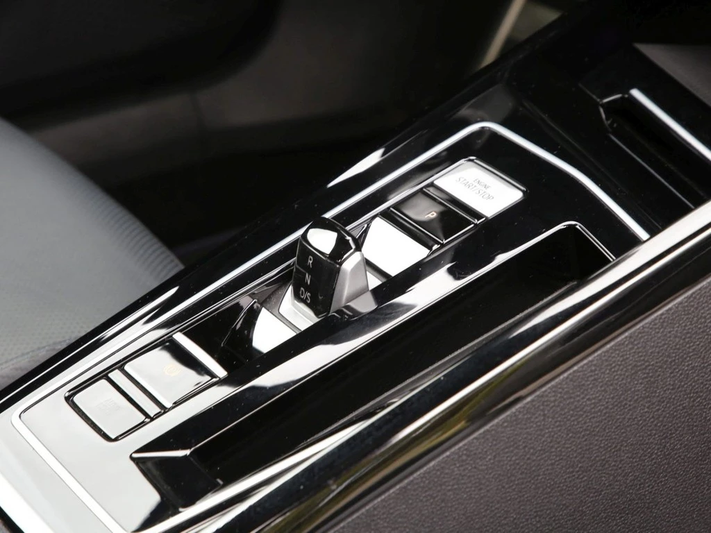 Volkswagen-Golf-image-9
