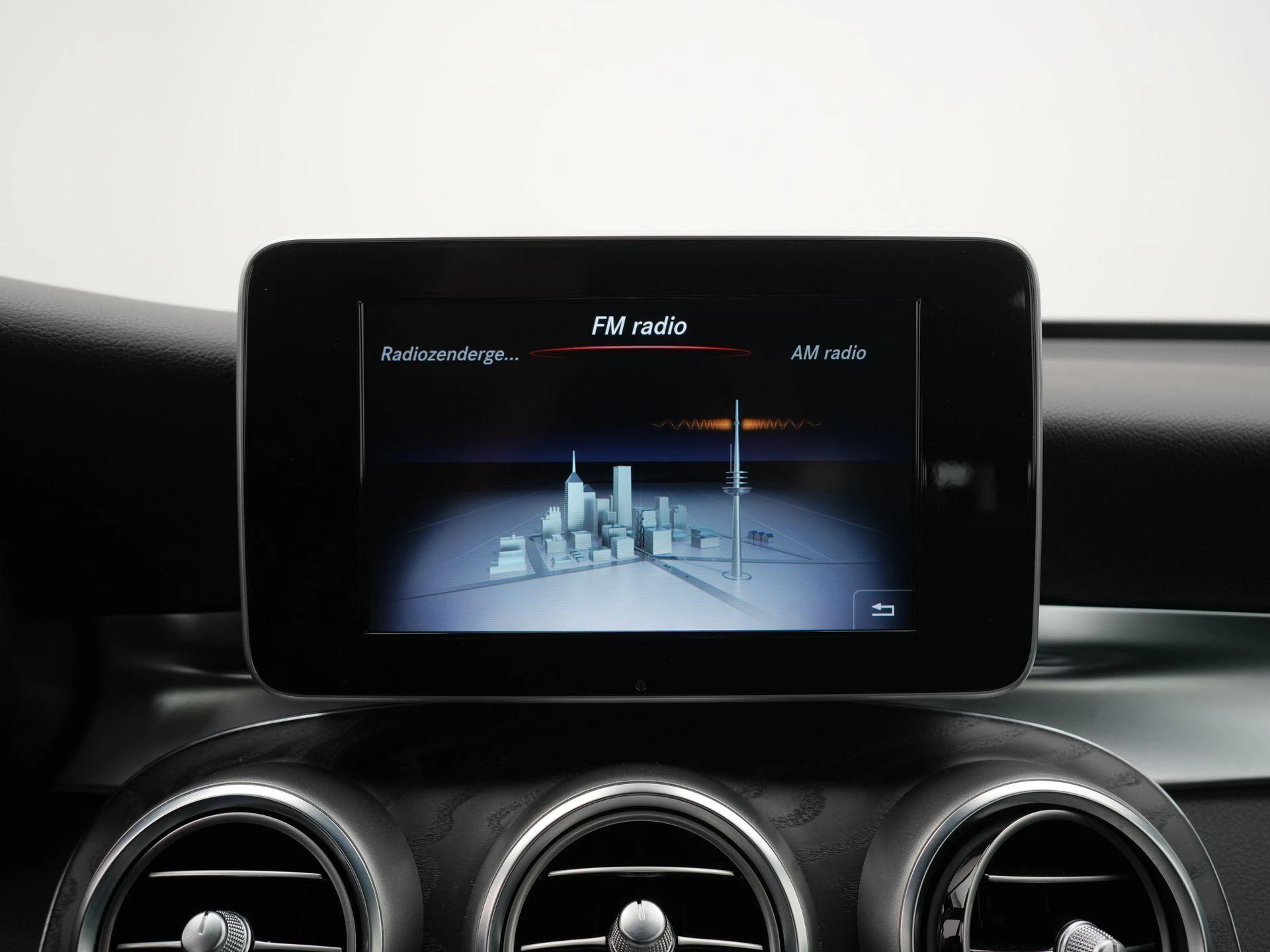 Mercedes-Benz-GLC-image-13