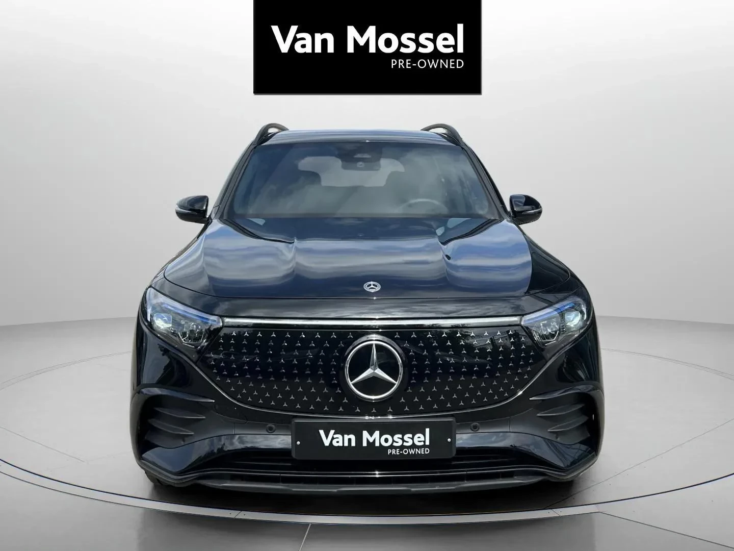 Mercedes-Benz-EQB-image-1