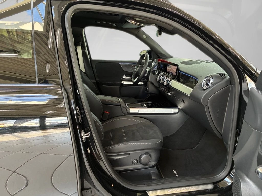Mercedes-Benz-GLB 200-image-15