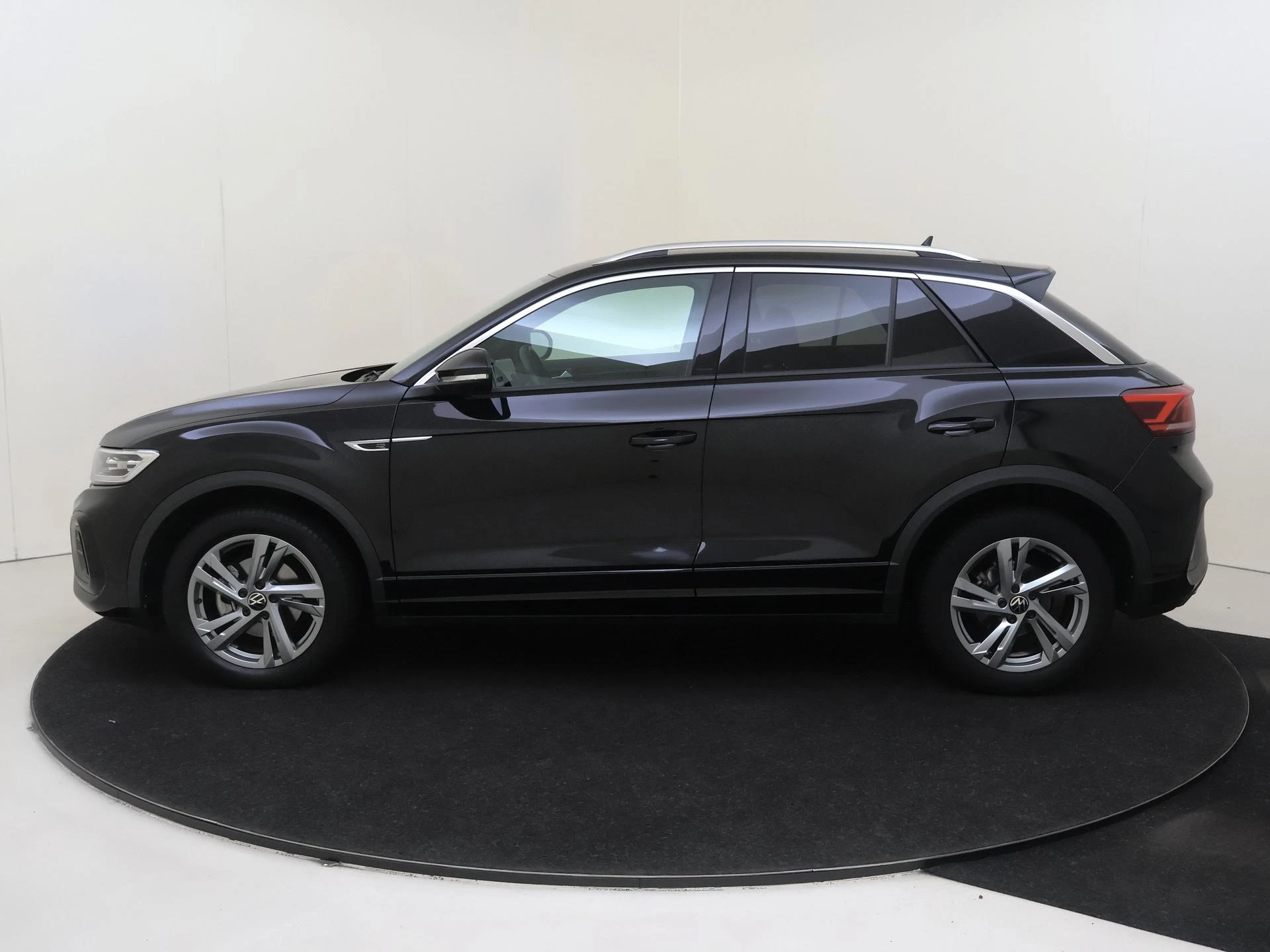 Volkswagen-T-Roc-image-3