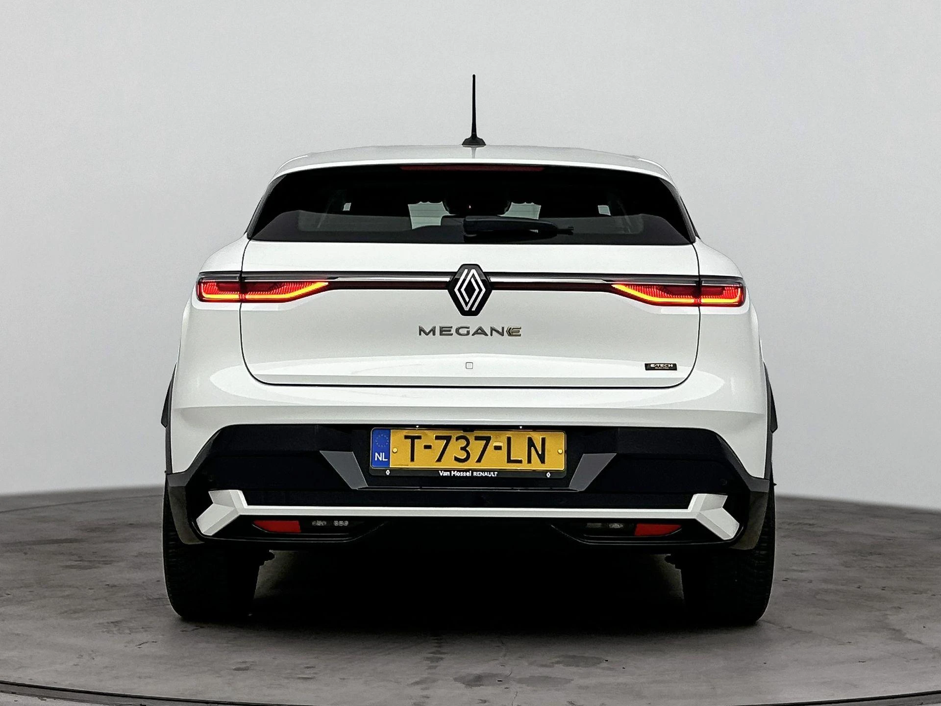 Renault-Megane E-Tech-image-2