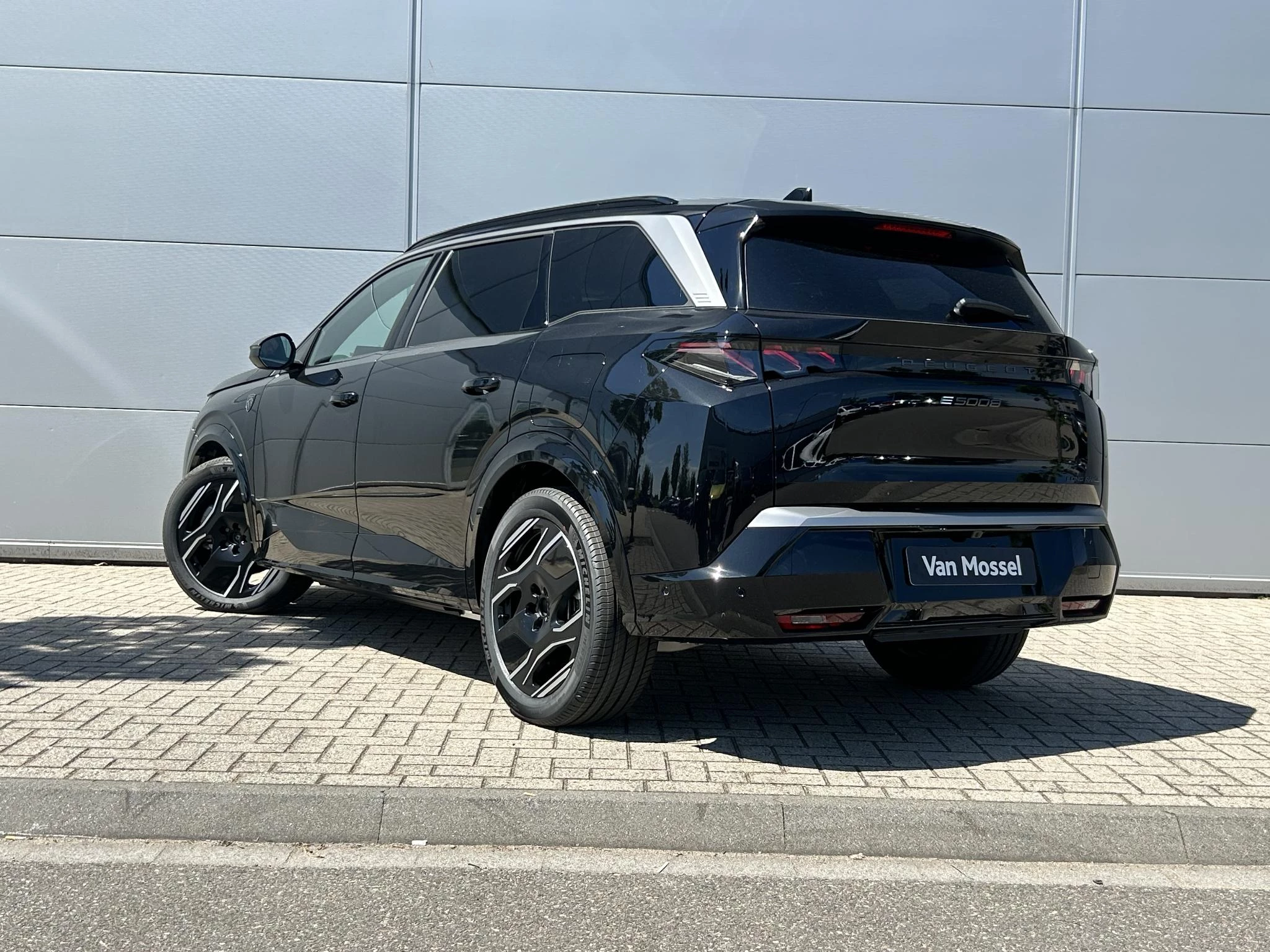 Peugeot e-5008