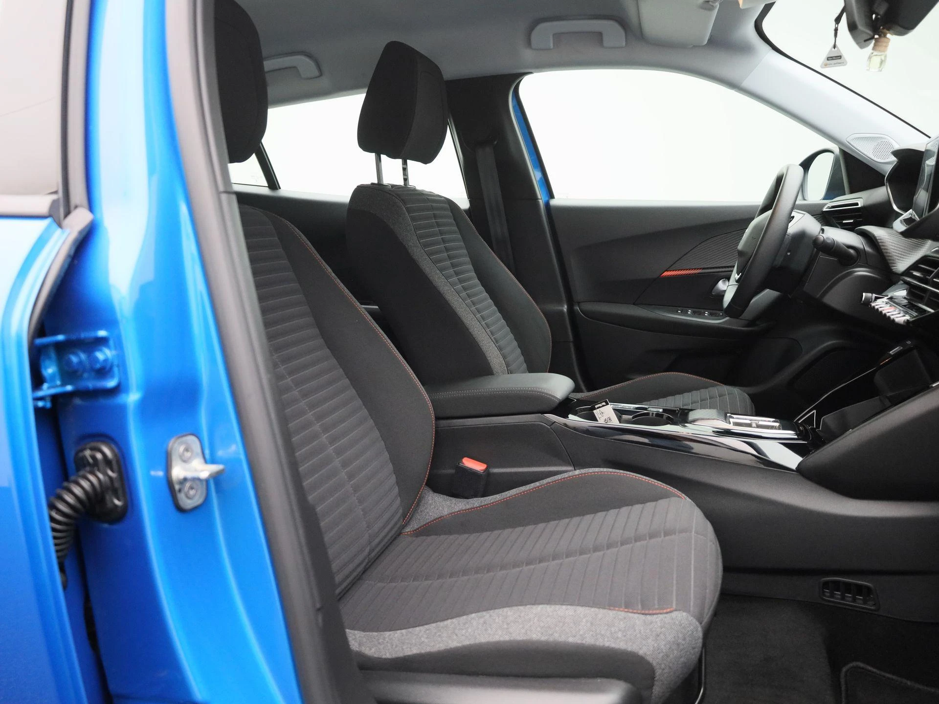 Peugeot-e-2008-image-32