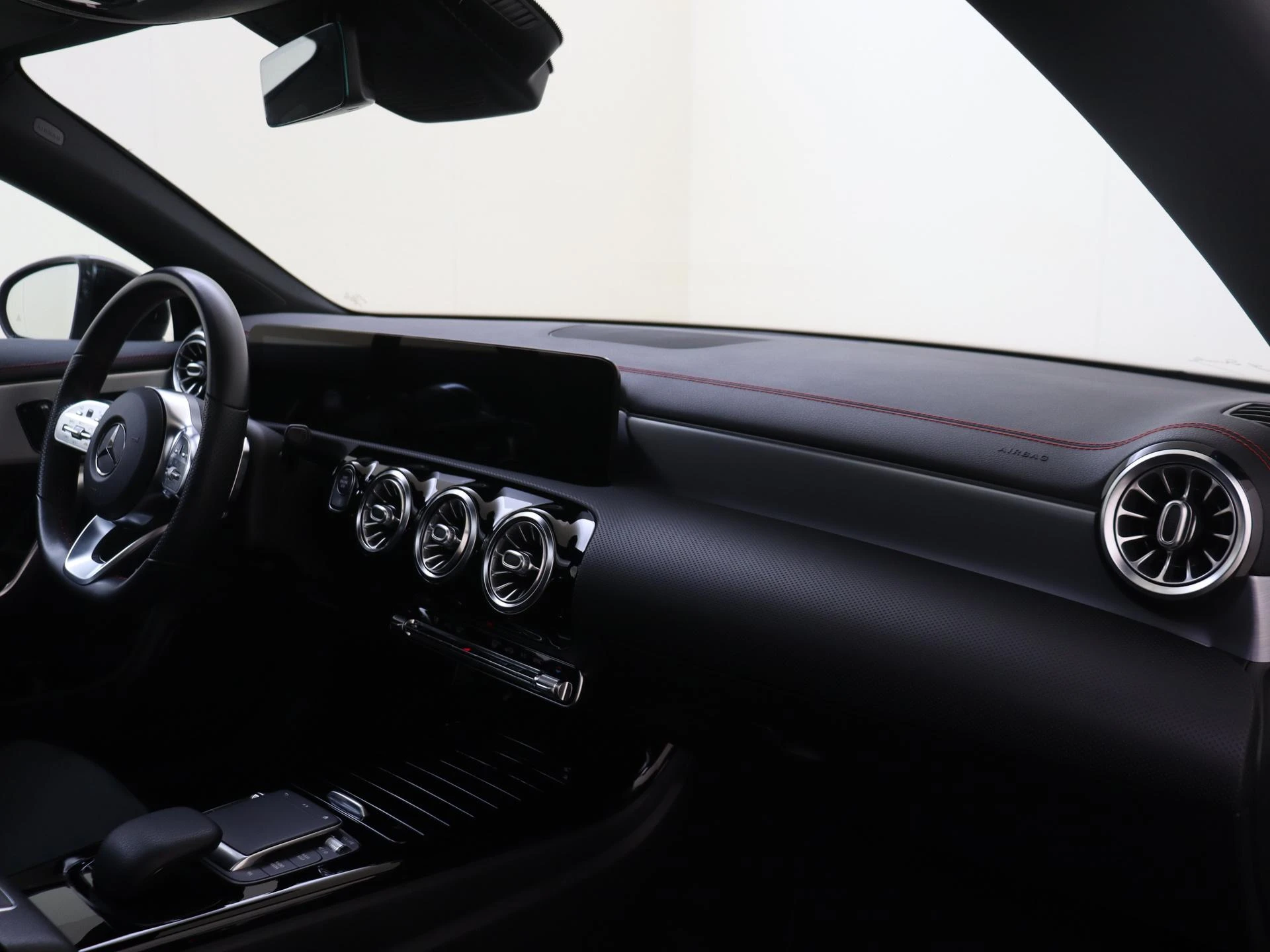 Mercedes-Benz-CLA-image-4