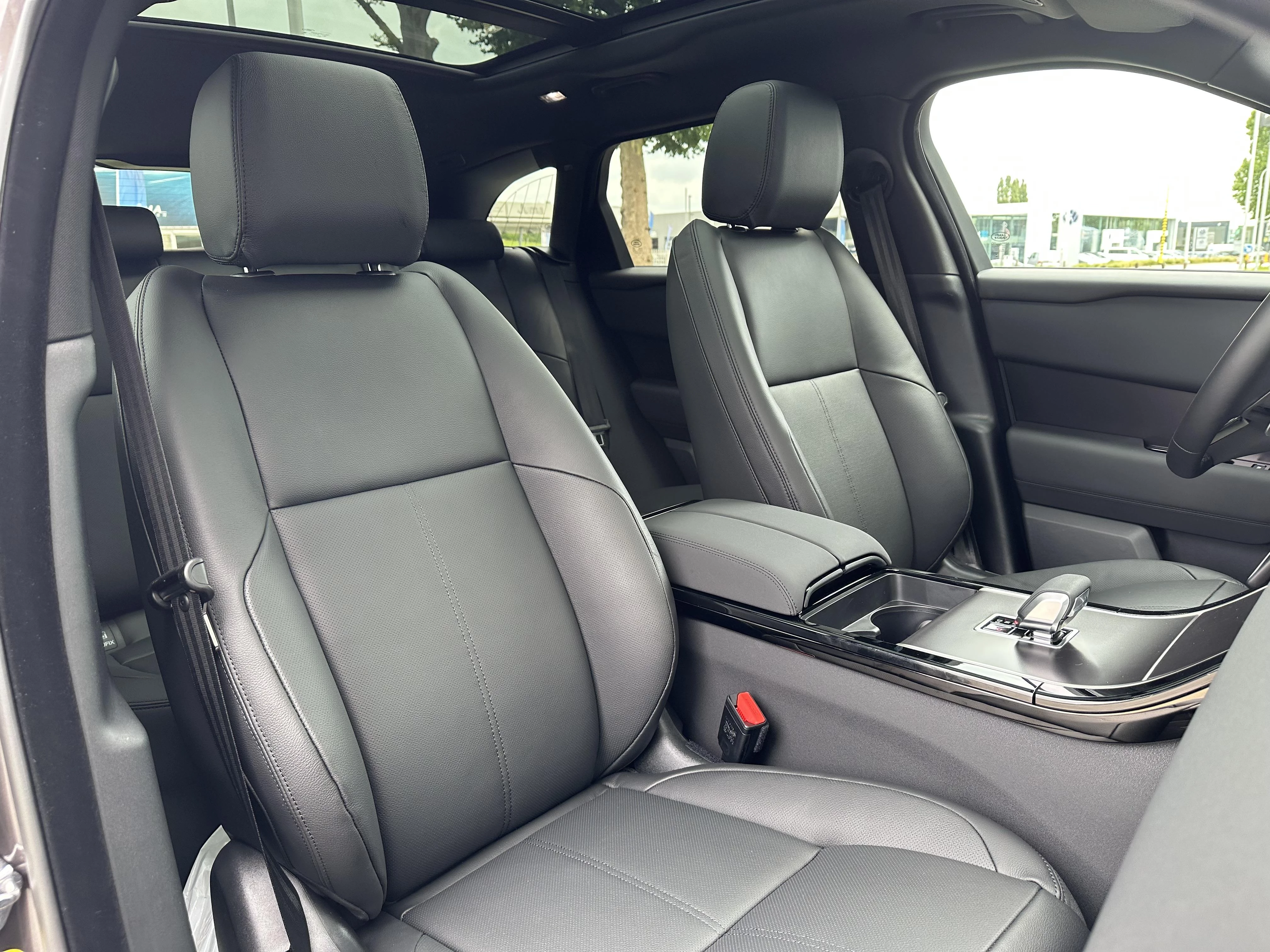 Land Rover-Range Rover Velar-image-9