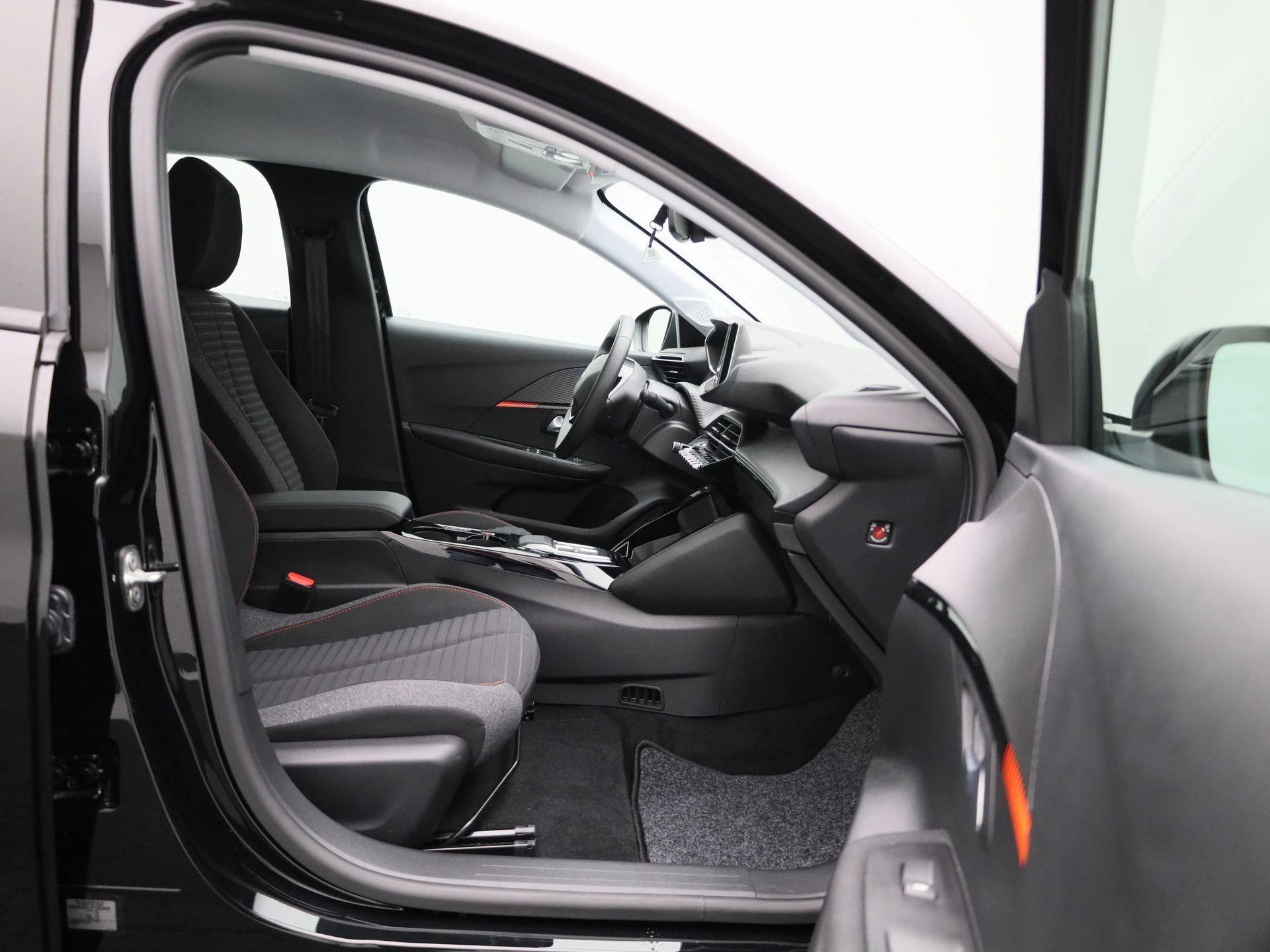 Peugeot-e-208-image-35