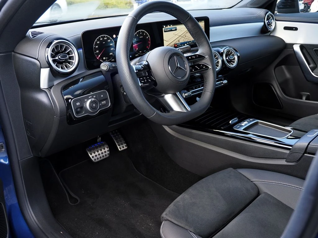 Mercedes-Benz-CLA 200-image-8