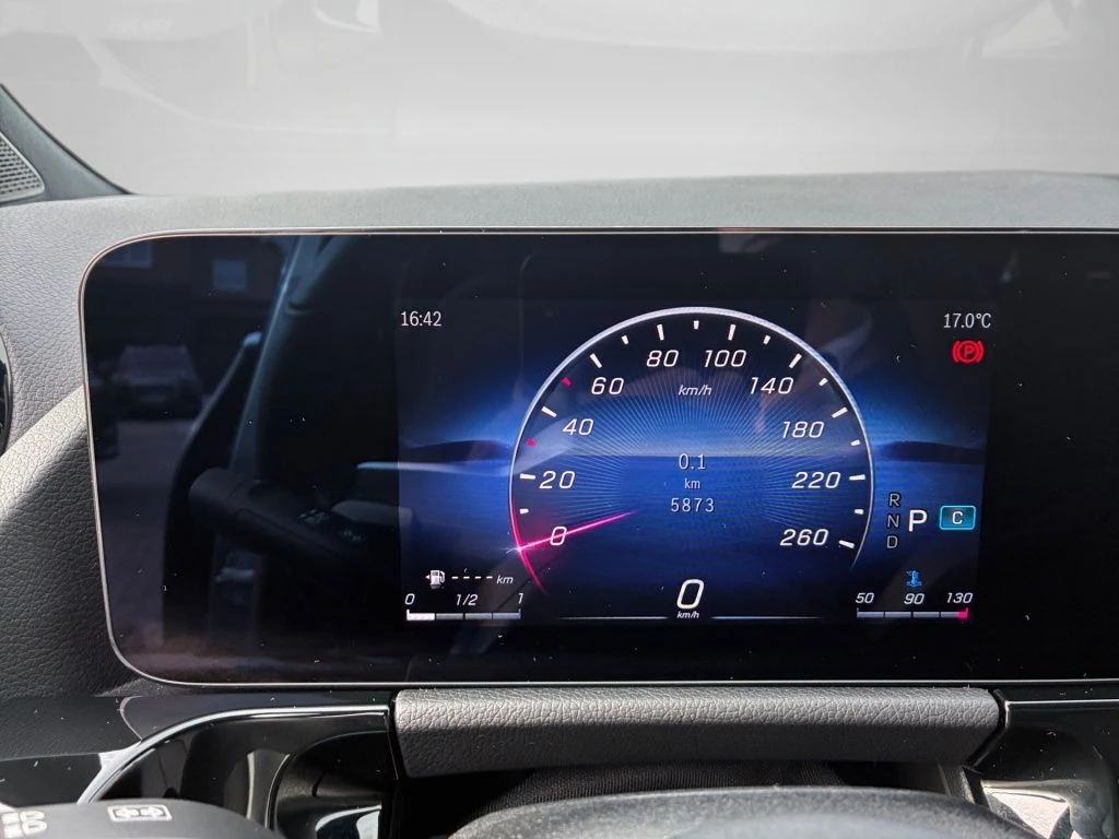 Mercedes-Benz-GLA 200 d-image-6