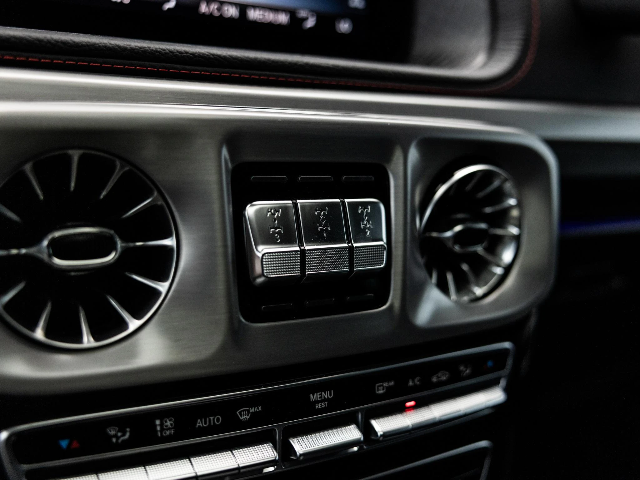Mercedes-Benz-G-Klasse-image-32