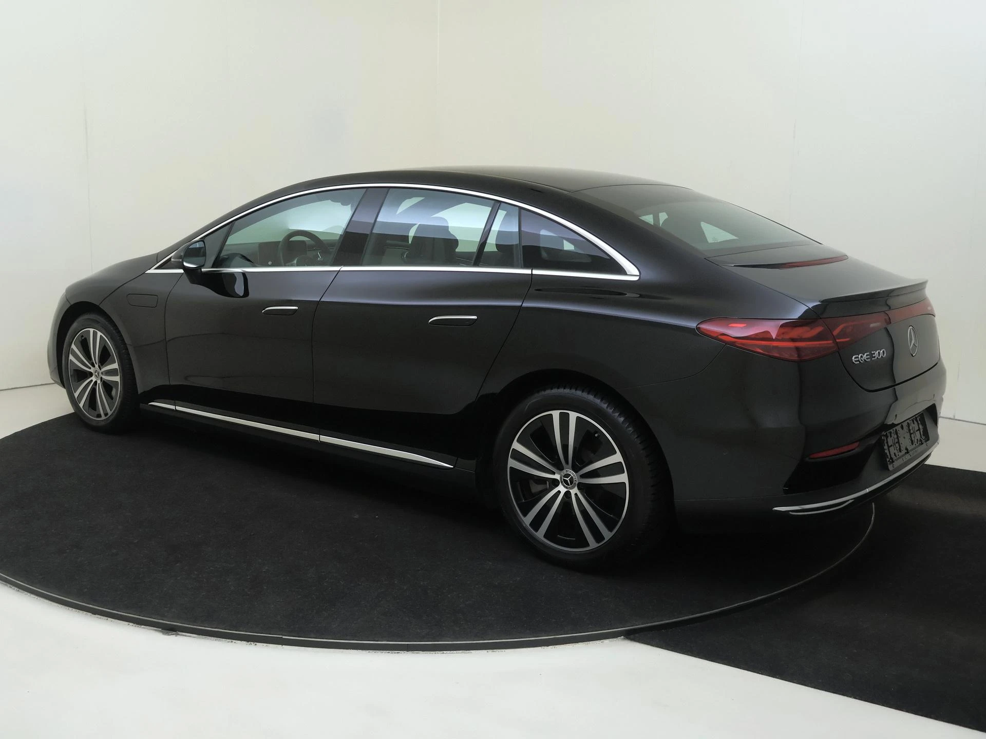 Mercedes-Benz-EQE-image-2