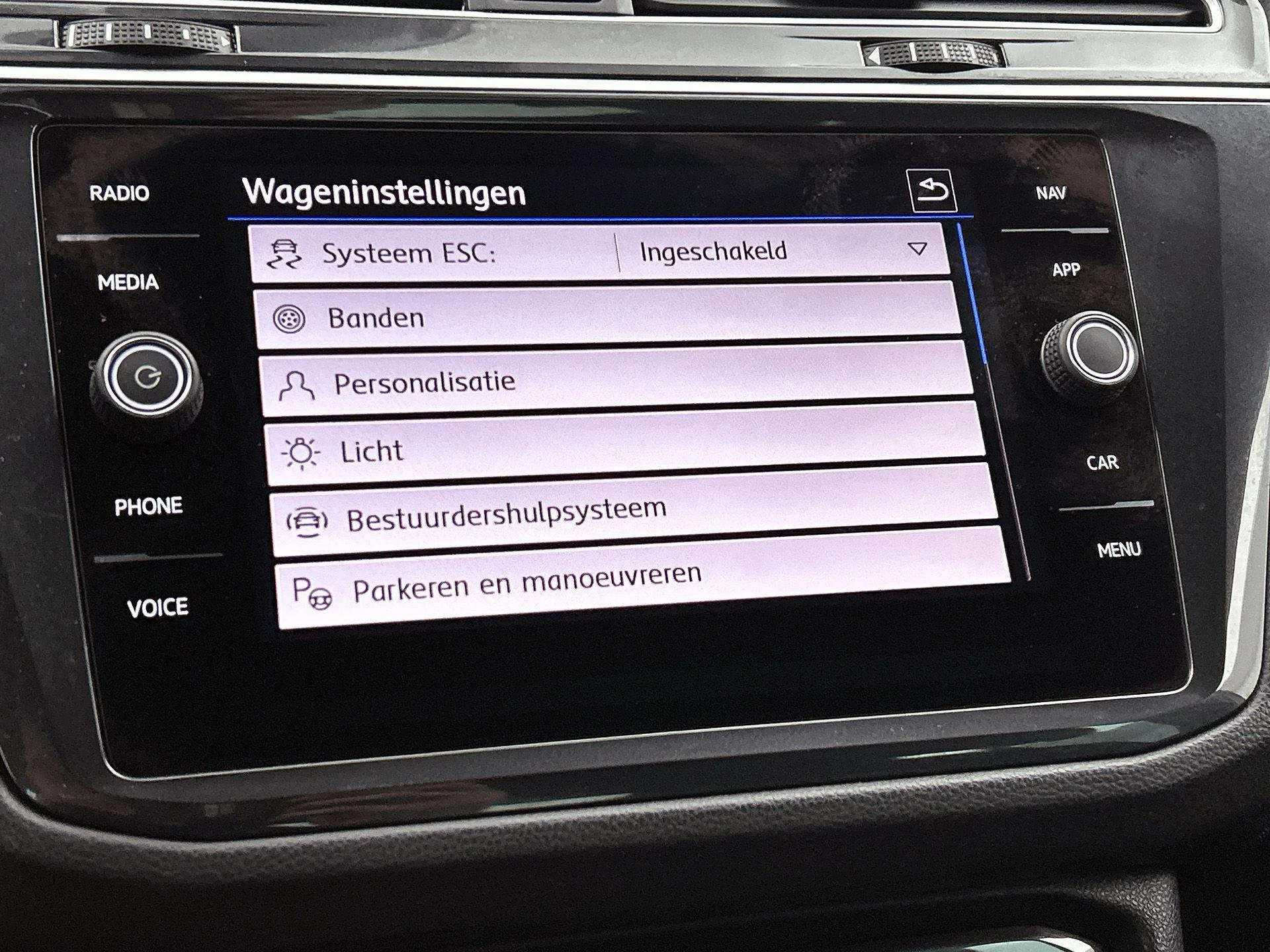 Volkswagen-Tiguan-image-12