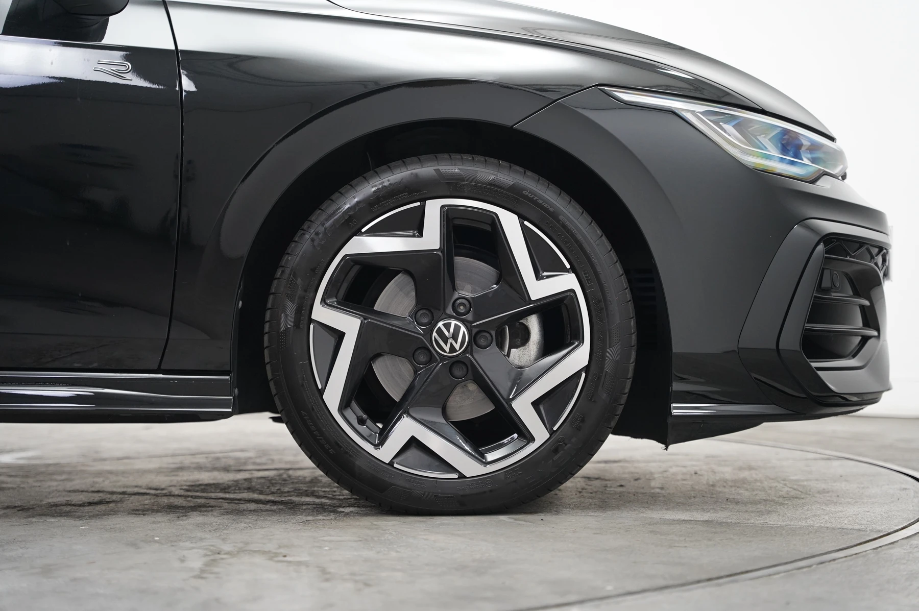 Volkswagen-Golf-image-34