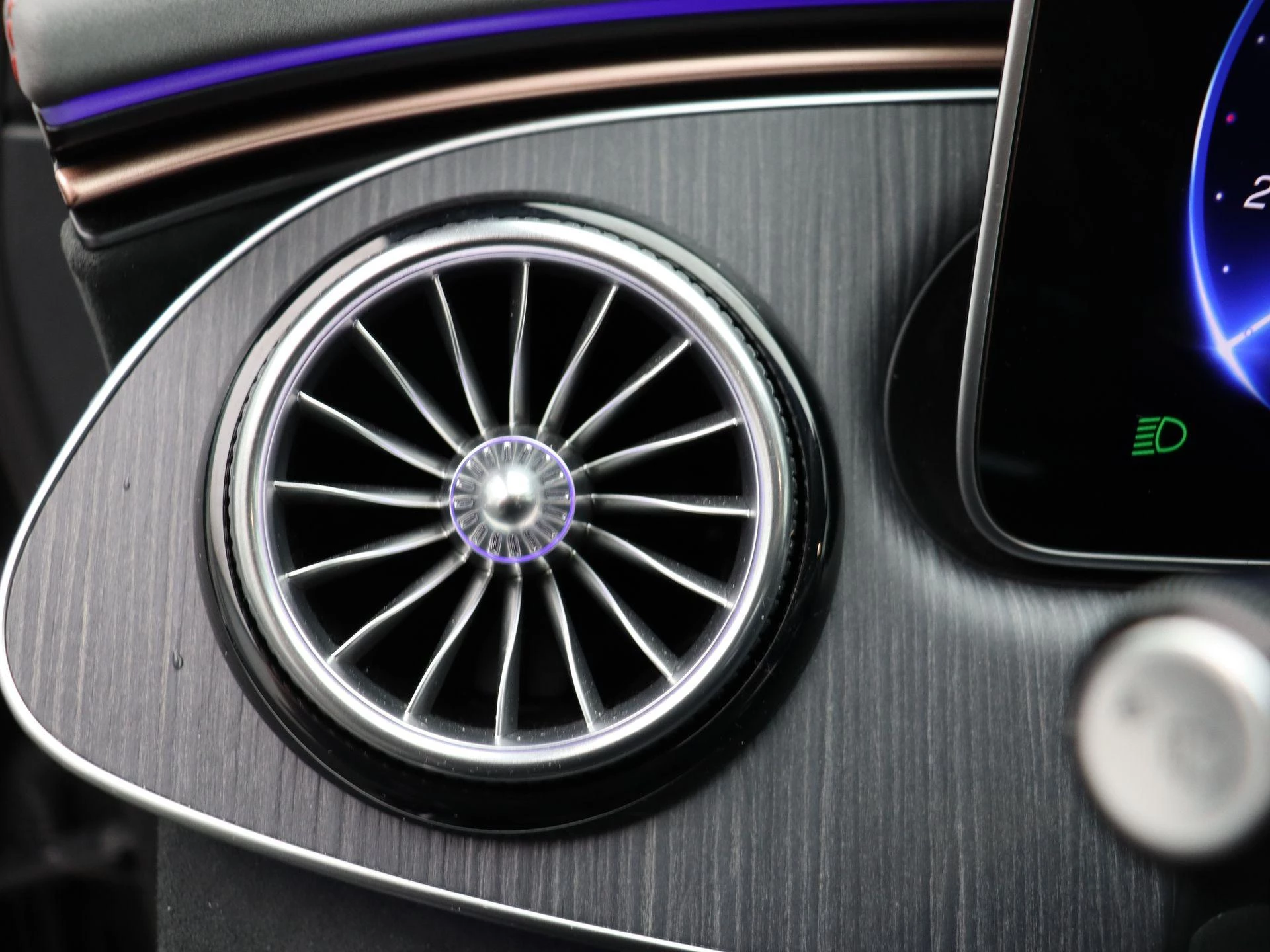 Mercedes-Benz-EQE-image-9