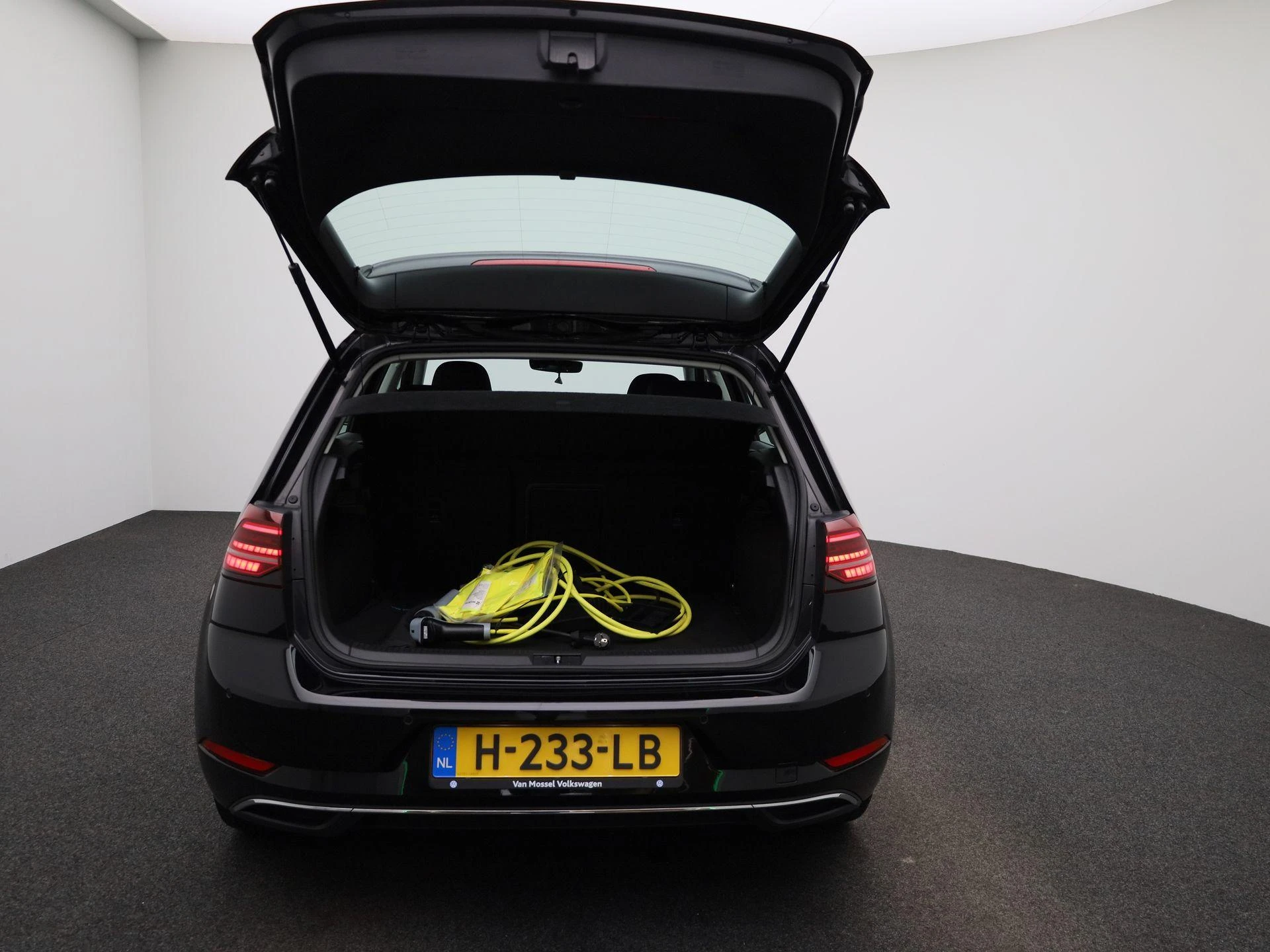 Volkswagen-e-Golf-image-10