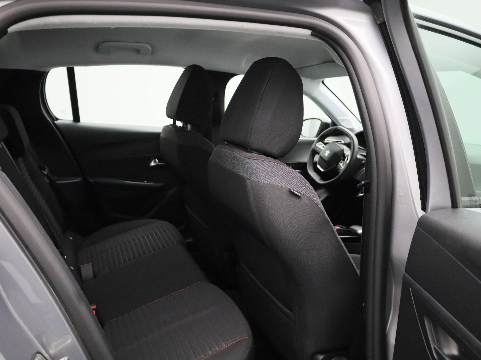 Peugeot-e-208-image-36