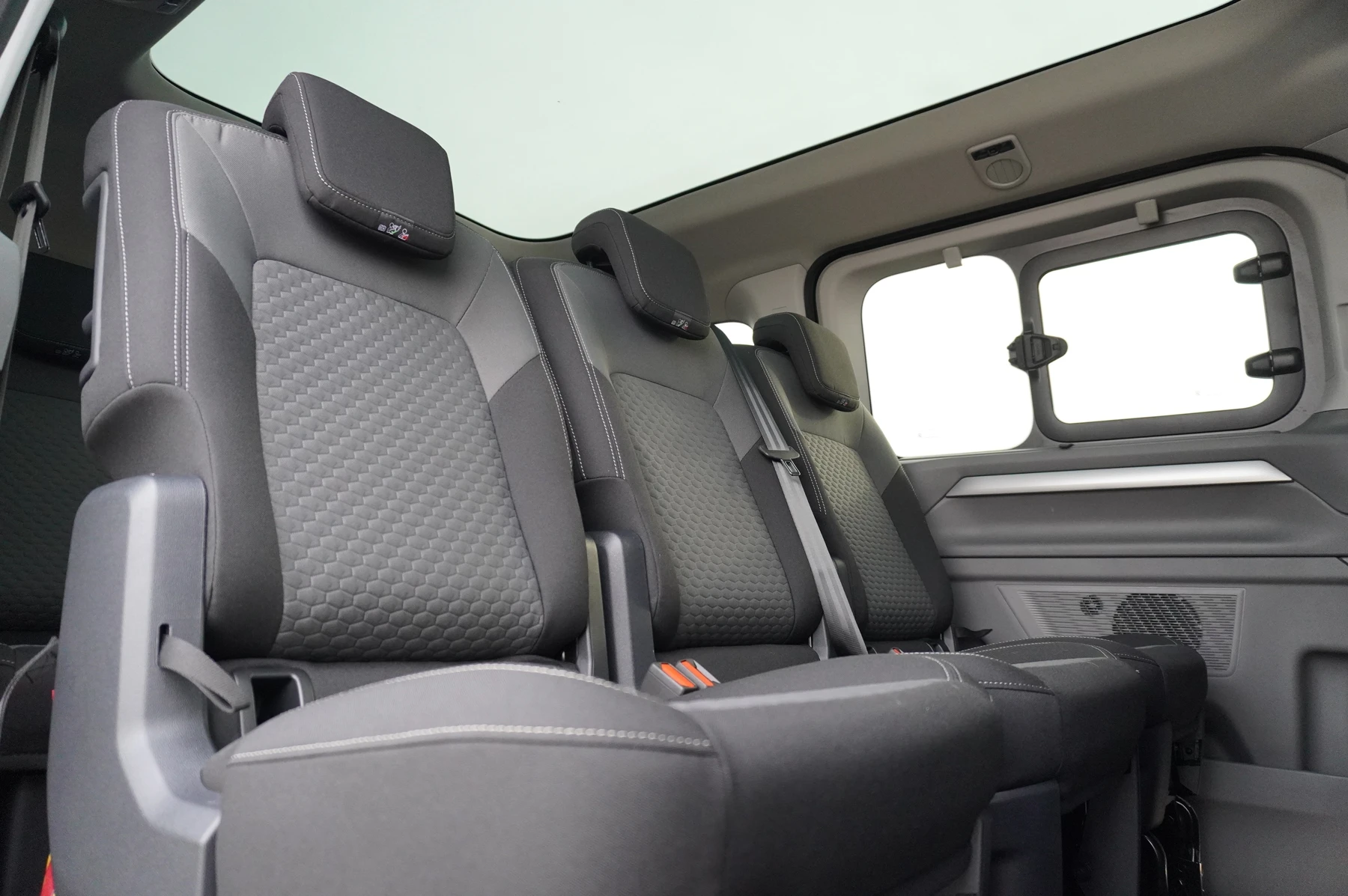 Volkswagen-Transporter-image-41